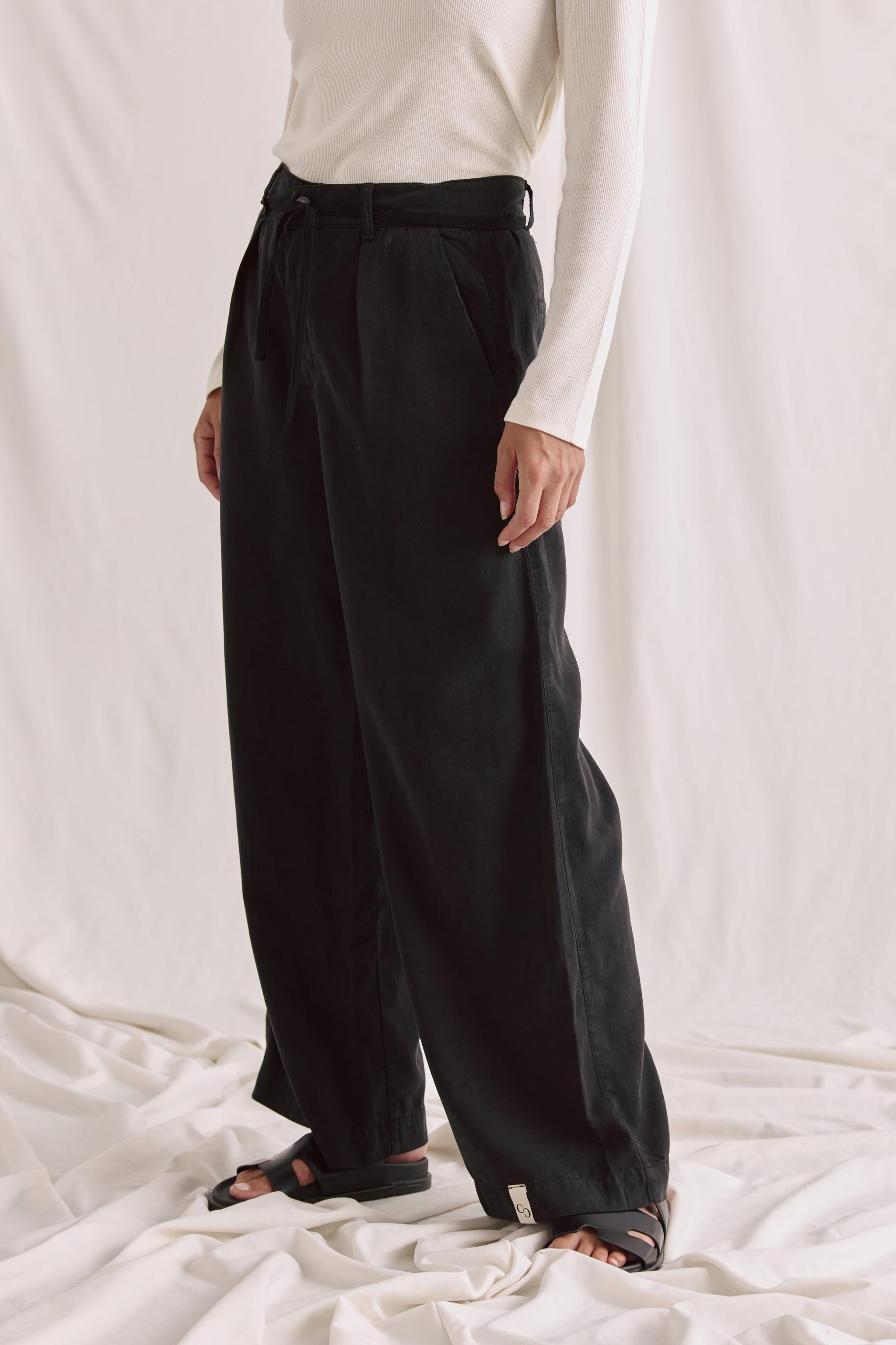 Gewaschene Bundfaltenhose Mit Weitem Bein