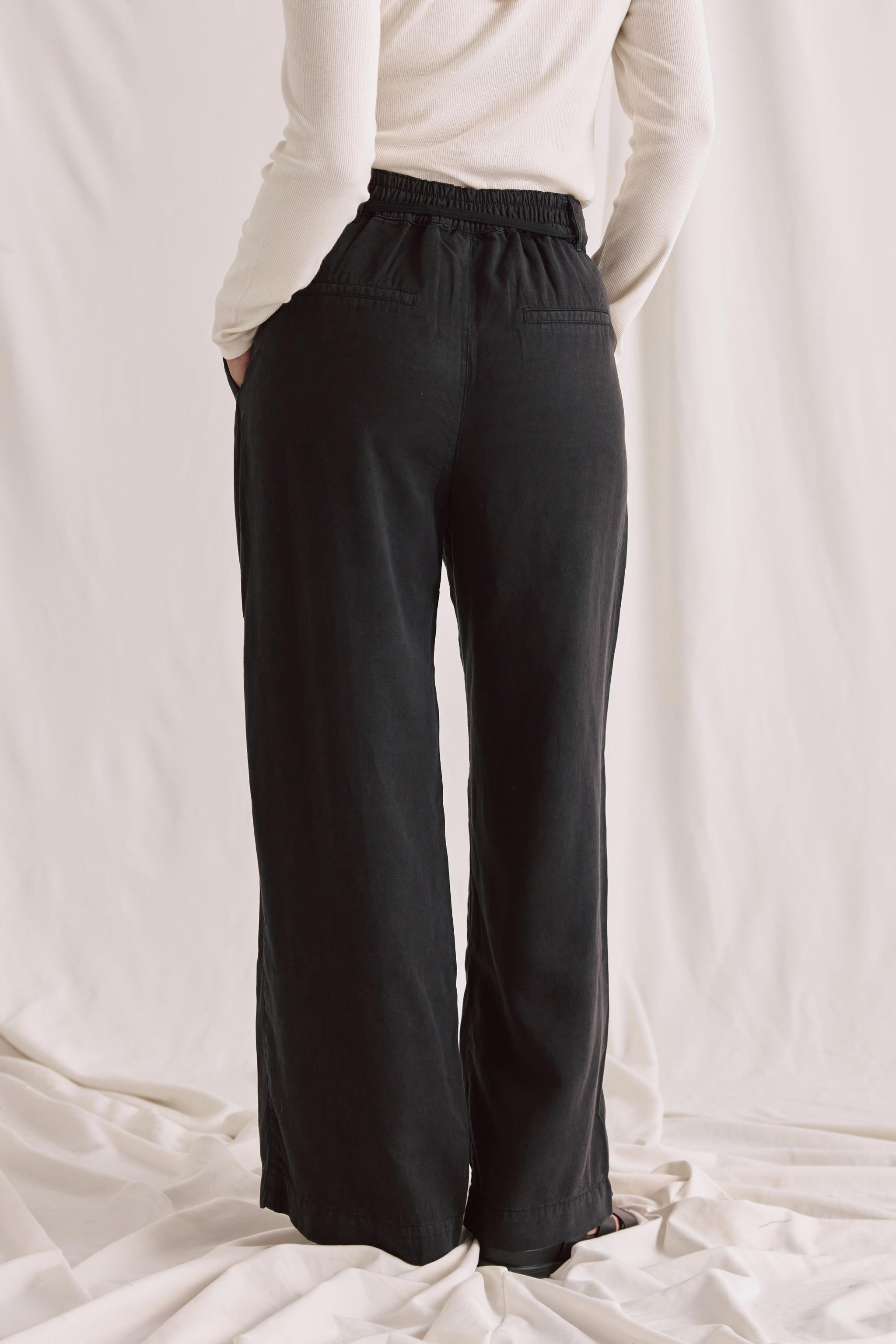 Gewaschene Bundfaltenhose Mit Weitem Bein