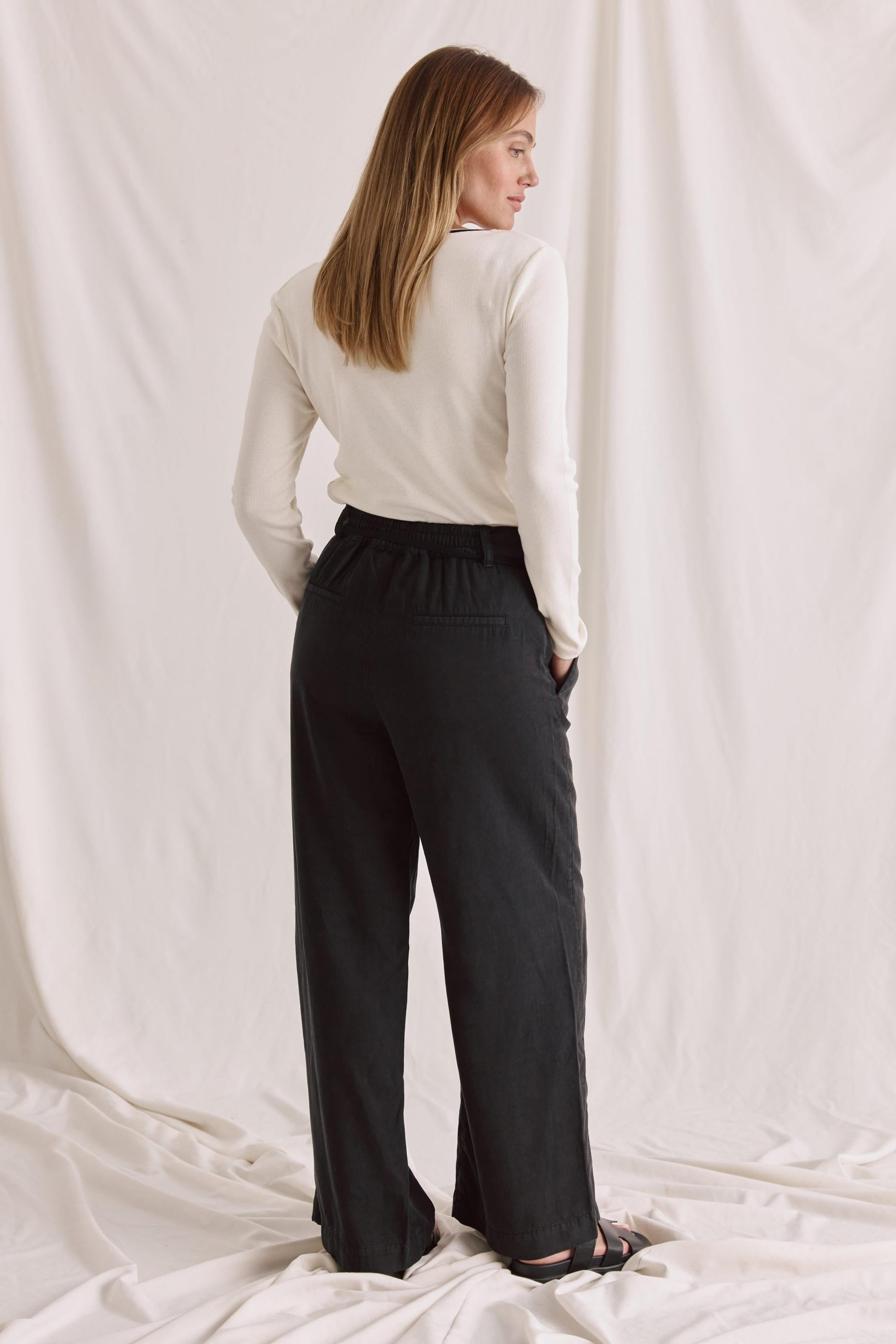 Gewaschene Bundfaltenhose Mit Weitem Bein