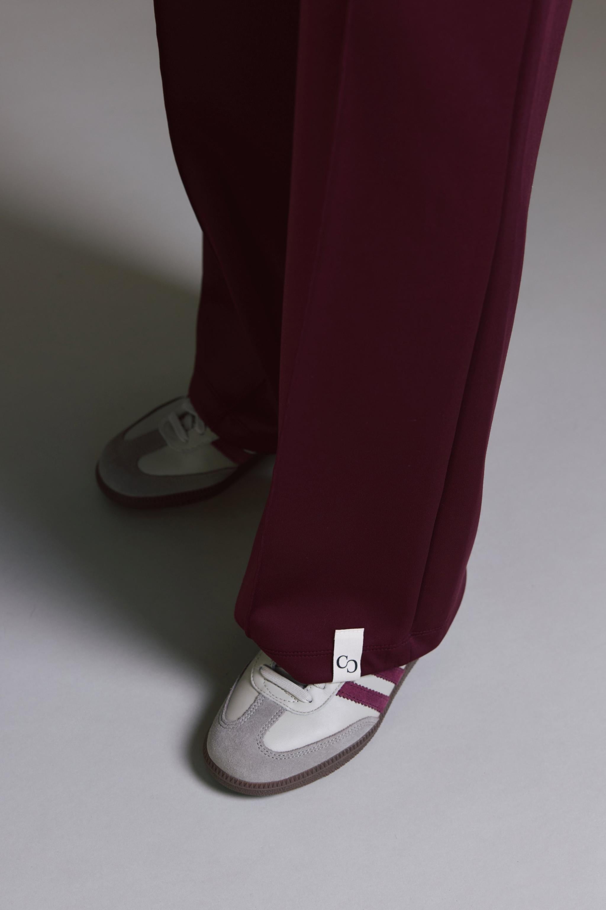 Glänzende Sweatpants Mit Elastischem Bund Und Geradem Bein