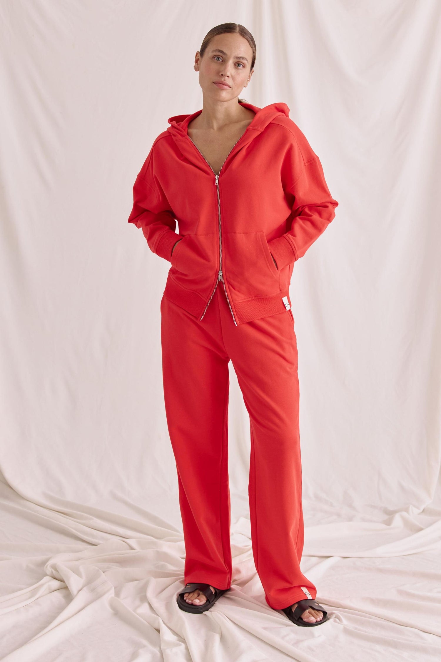 Straight-leg sweatpants with an elastic waistband
