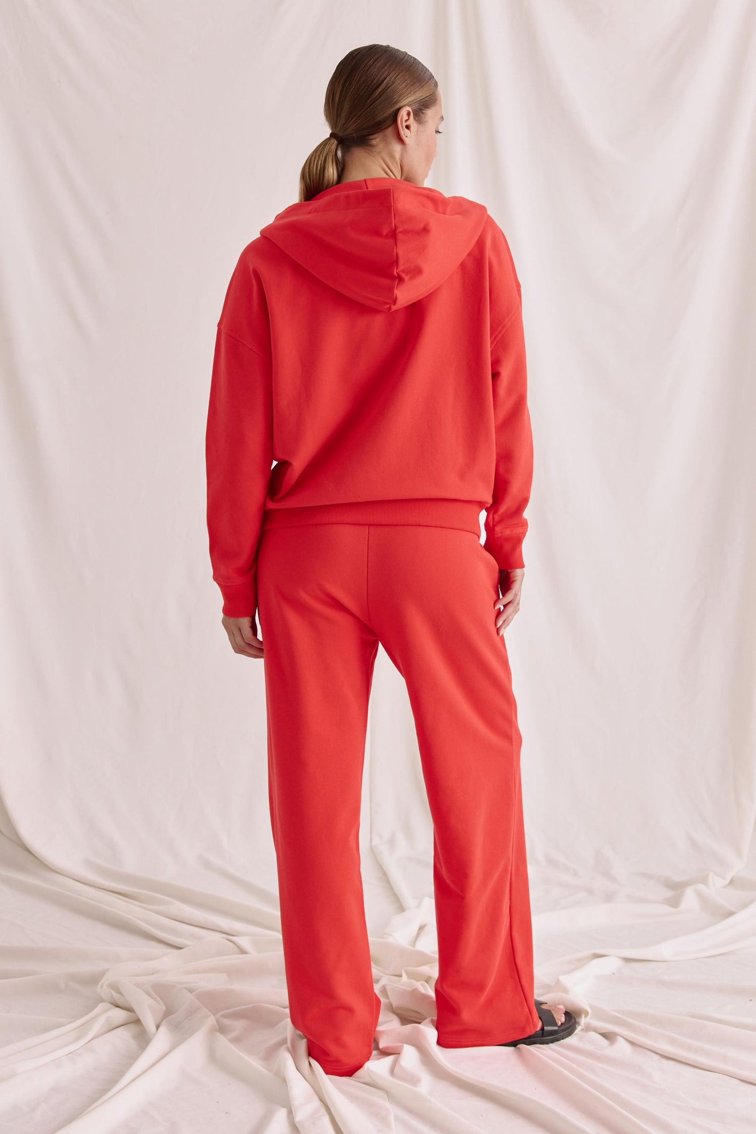 Straight-leg sweatpants with an elastic waistband