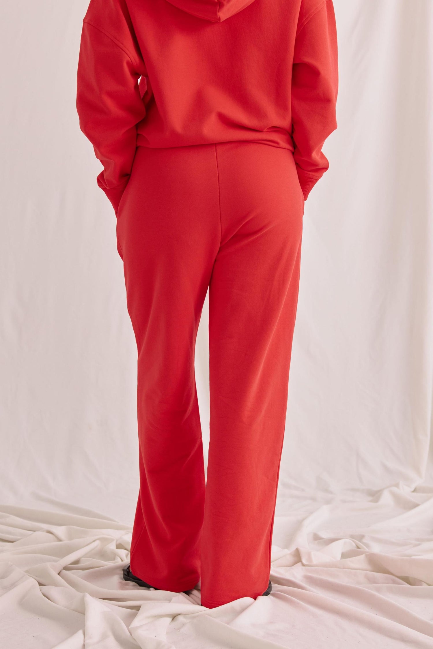 Straight-leg sweatpants with an elastic waistband