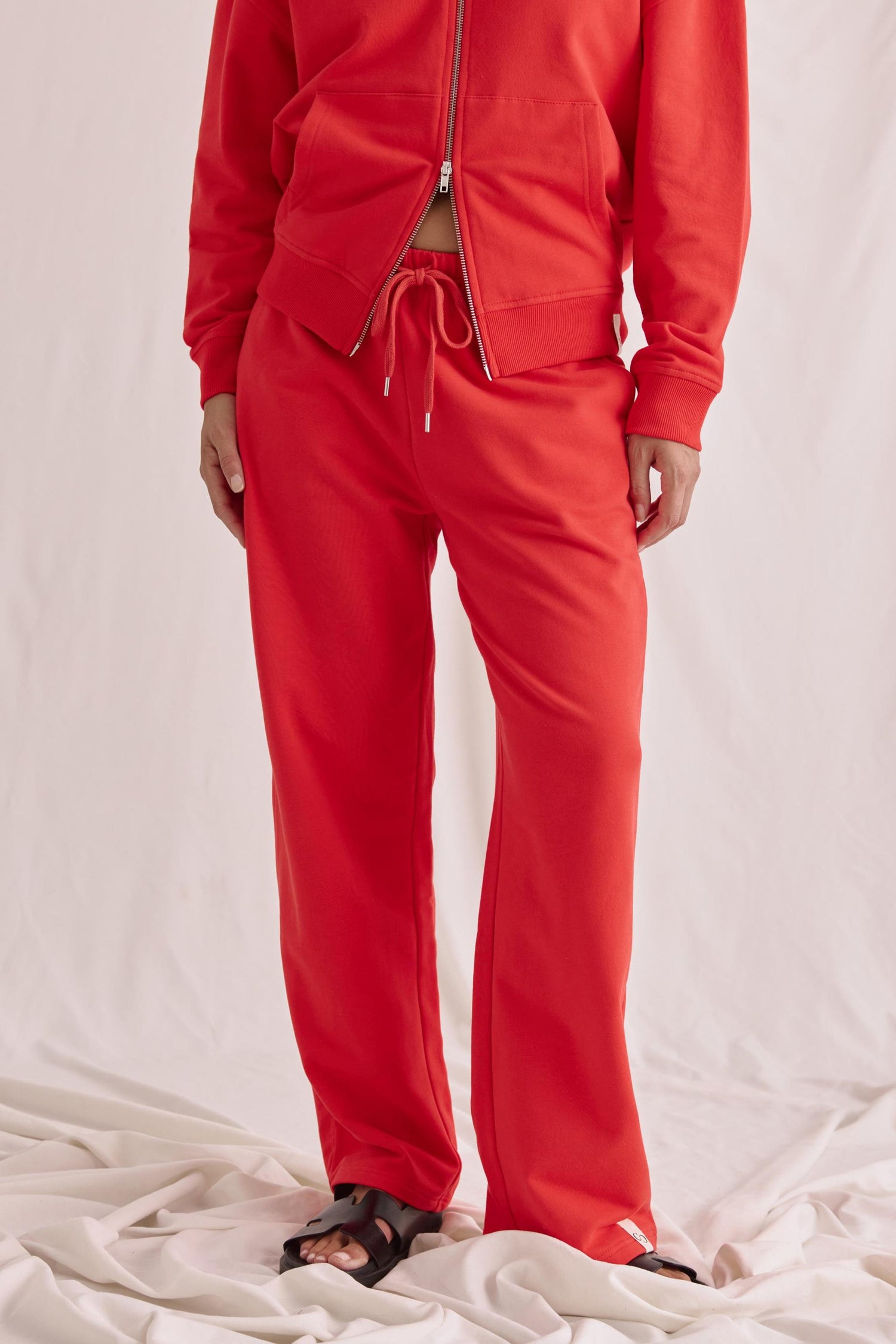 Straight-leg sweatpants with an elastic waistband
