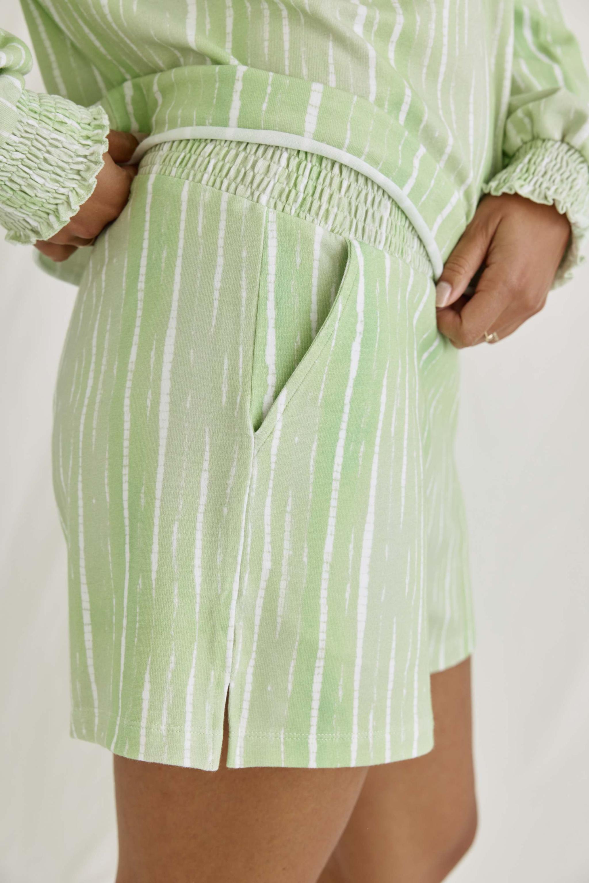 Softe Batik Shorts Mit Gesmoktem Bund