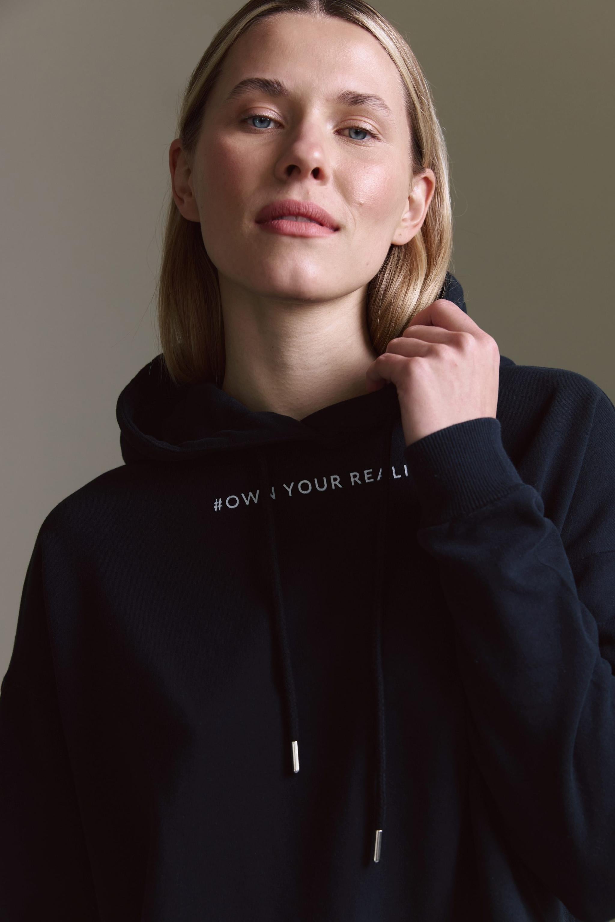 Gewaschenes Sweatshirt Mit Kapuze, Tunnelzug Und Reality Druck