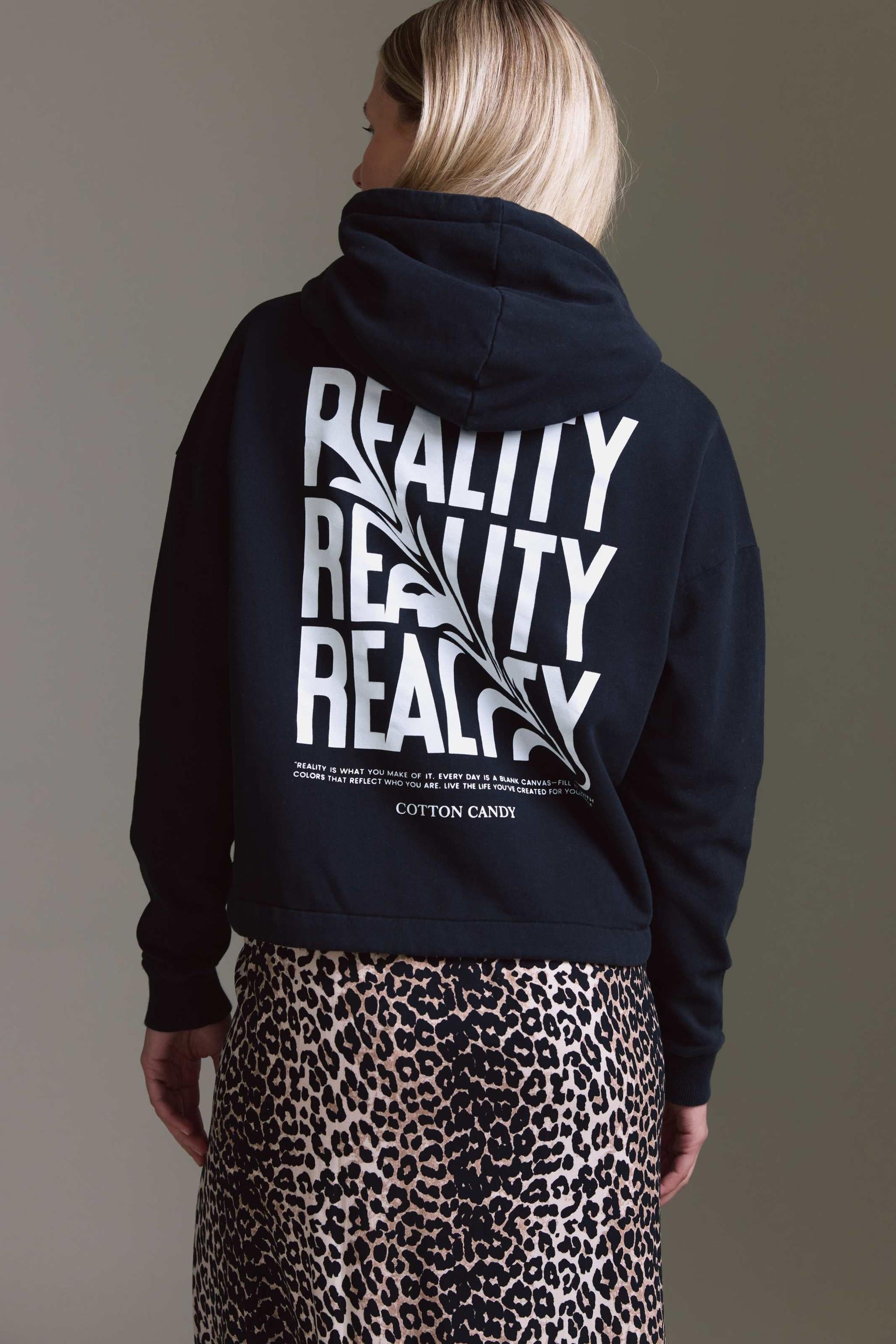 Gewaschenes Sweatshirt Mit Kapuze, Tunnelzug Und Reality Druck