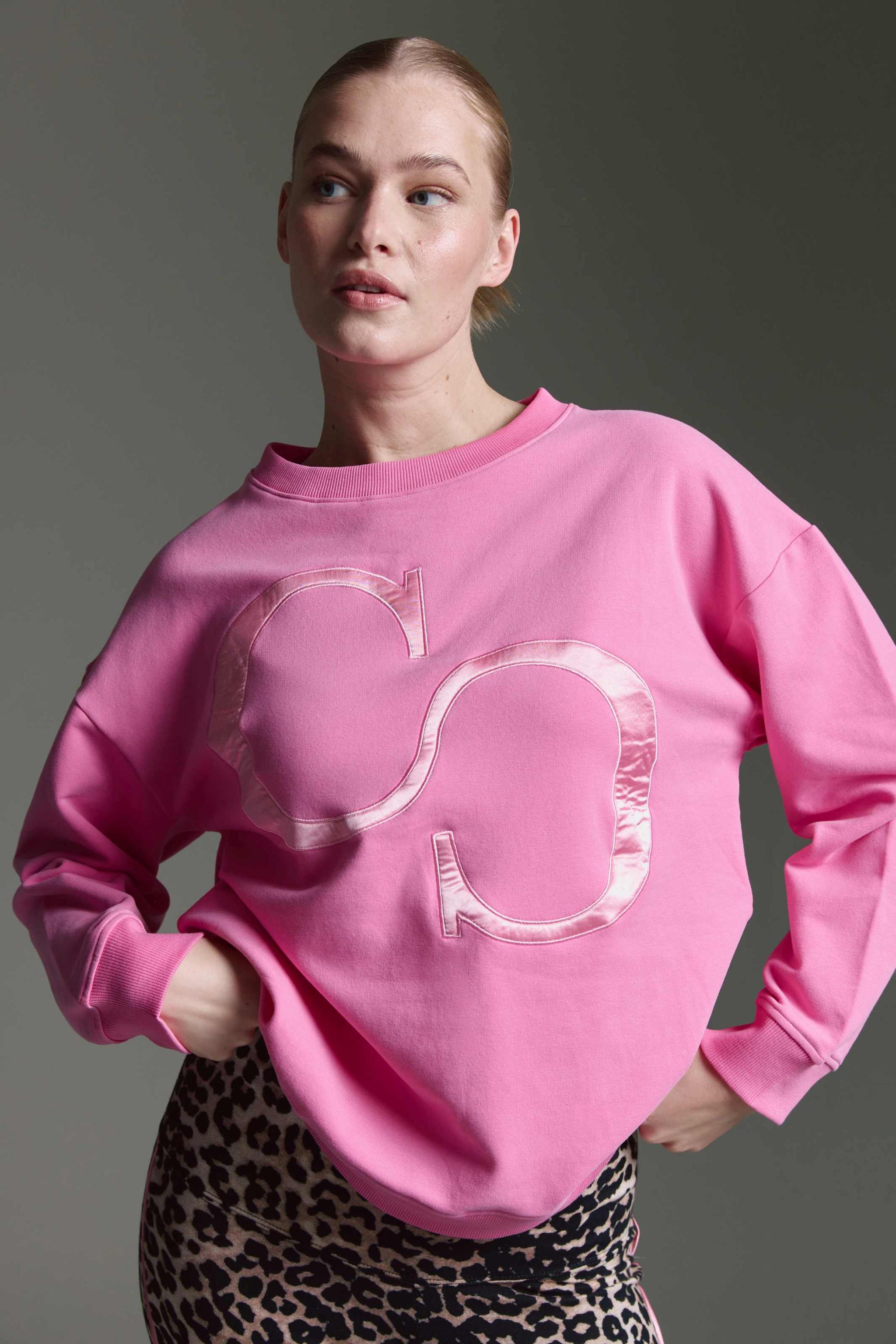 Oversized Sweatshirt Mit O-Hals Und Logo Applikation