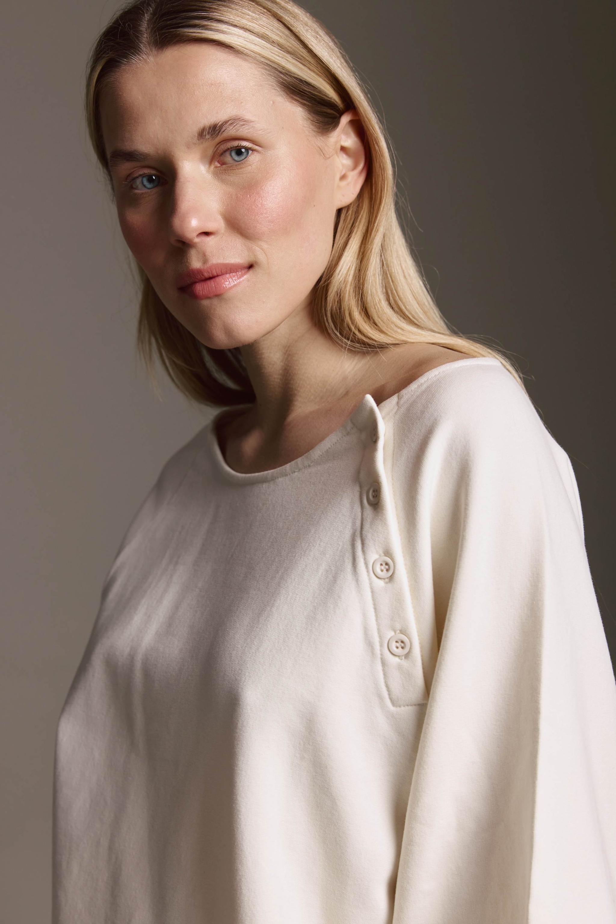 Gewaschenes Sweatshirt Mit Rundhals, 3/4 Ballonärmeln Und Knopfdetail