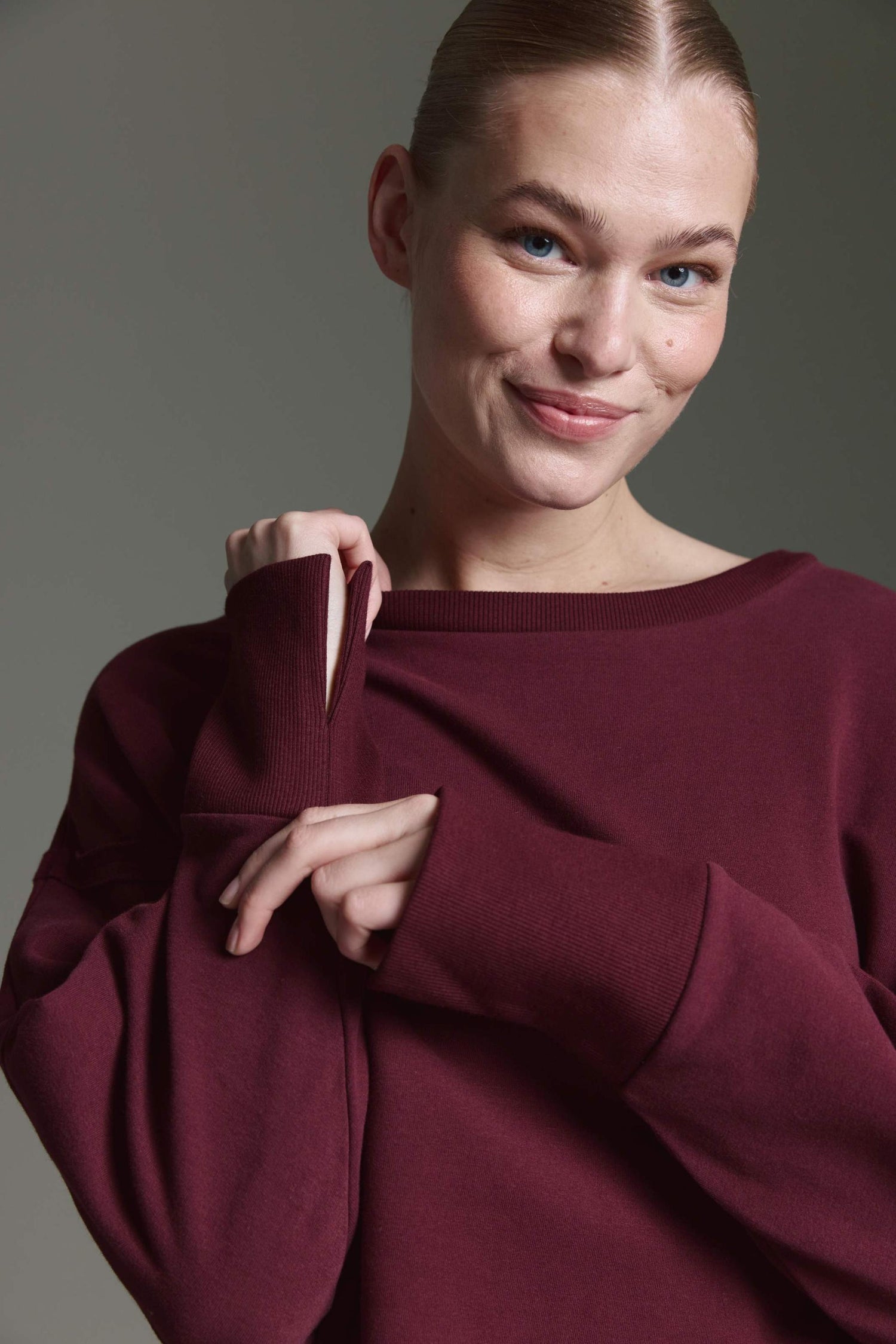 Sweatshirt Mit Weitem O-Hals Und Inside-Out Elementen