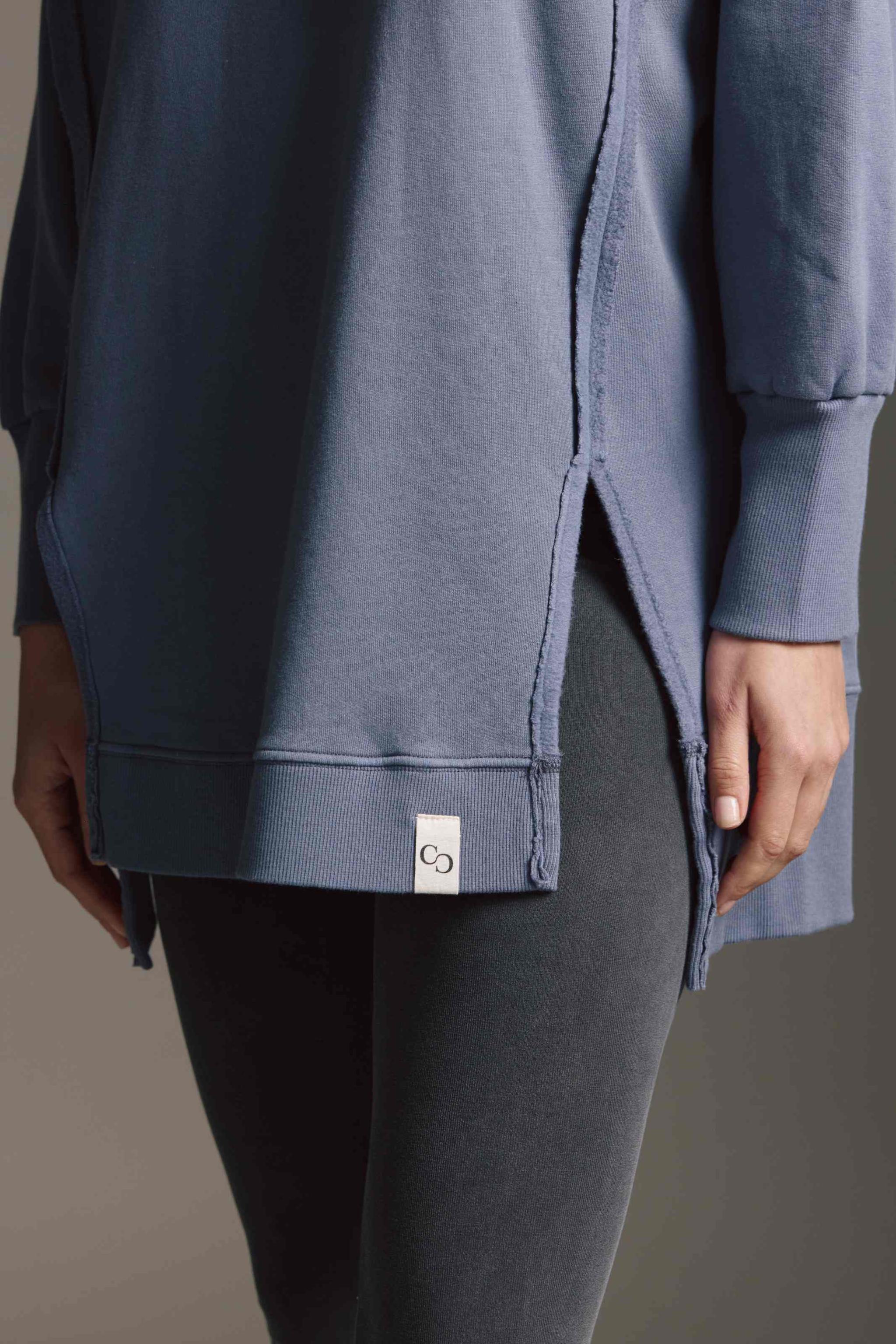 Softes Long Sweatshirt Mit Kapuze, Inside-Out Elementen Und Seitenschlitz