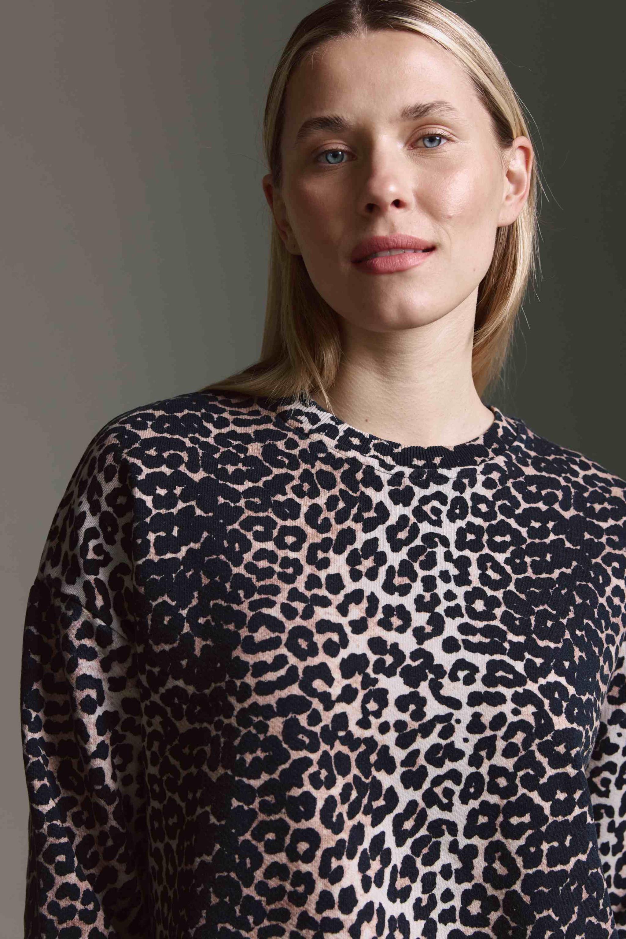 Heavy Weight Sweatshirt Mit Rundhals, Tunnelzug Und Leo Aop