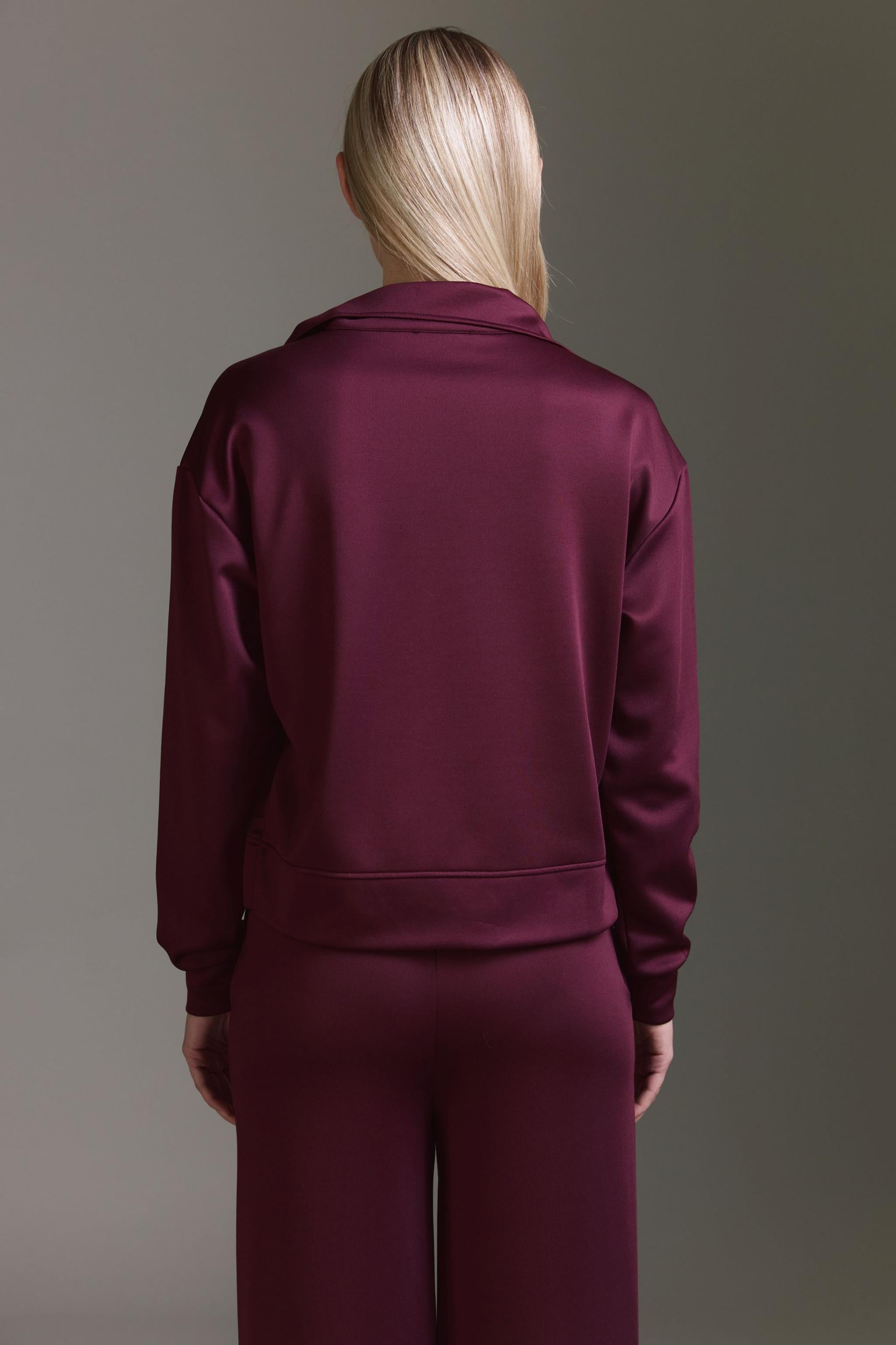 Glänzendes Sweatshirt Mit Troyer Kragen Und Seitenschlitz