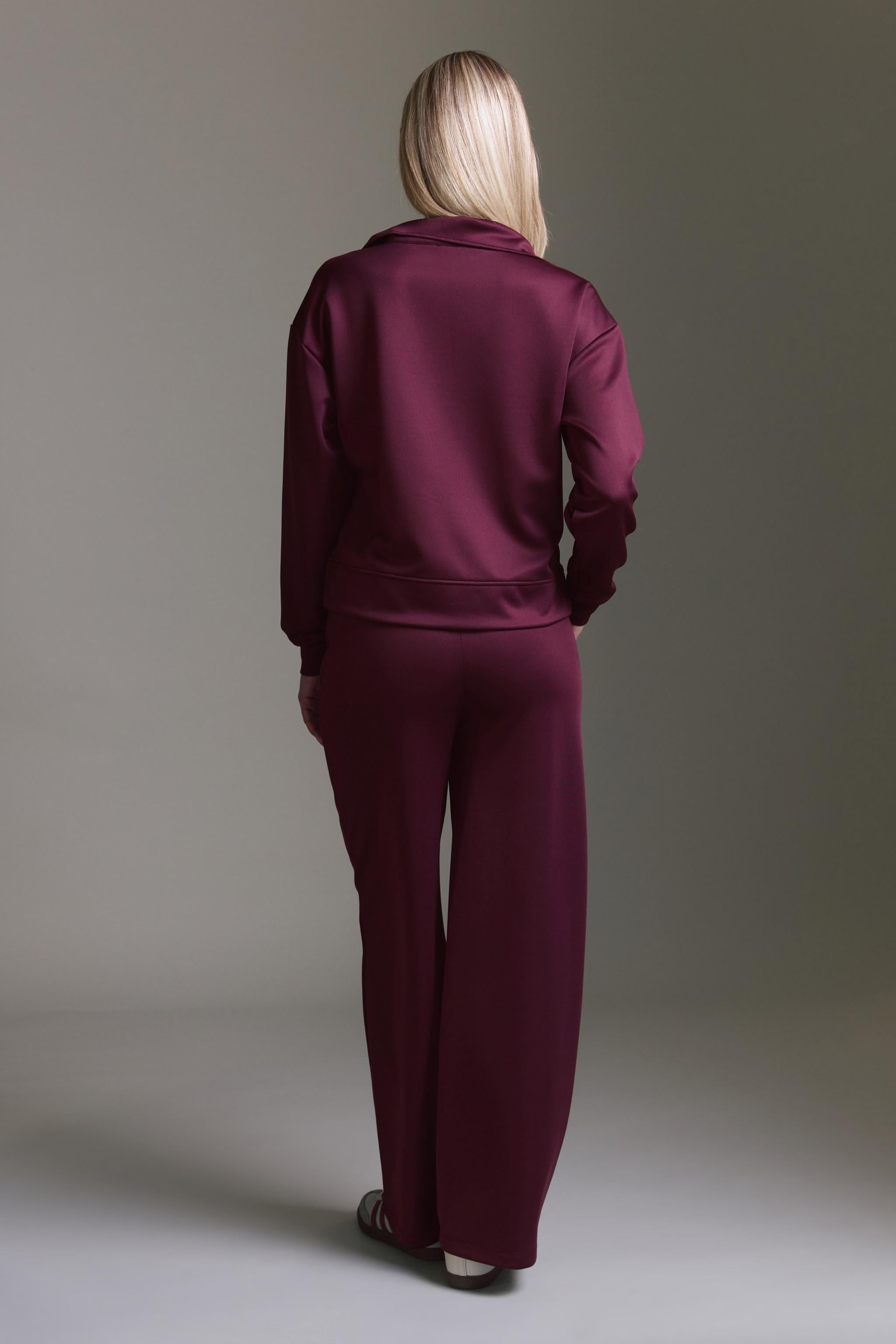 Glänzendes Sweatshirt Mit Troyer Kragen Und Seitenschlitz