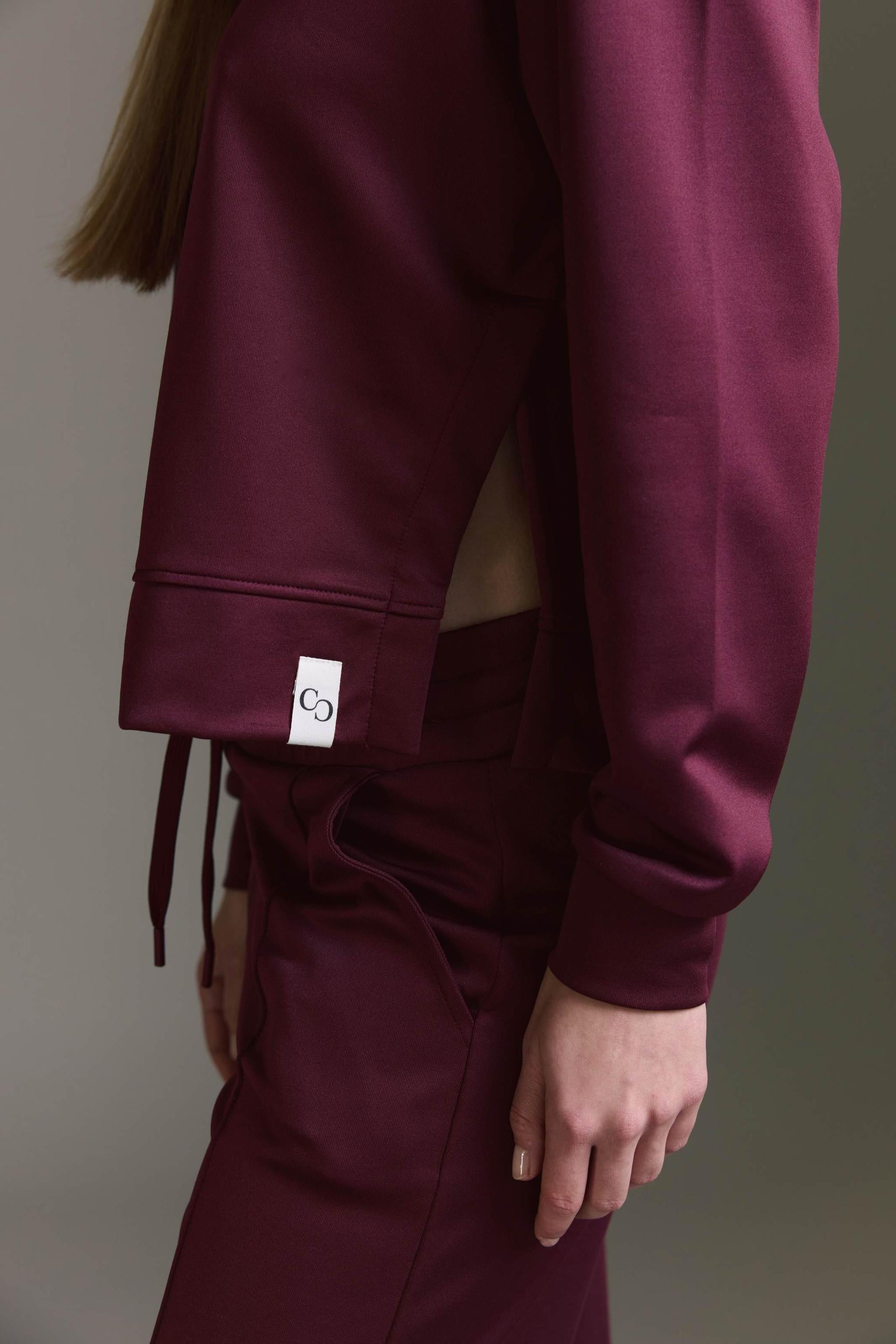 Glänzendes Sweatshirt Mit Troyer Kragen Und Seitenschlitz