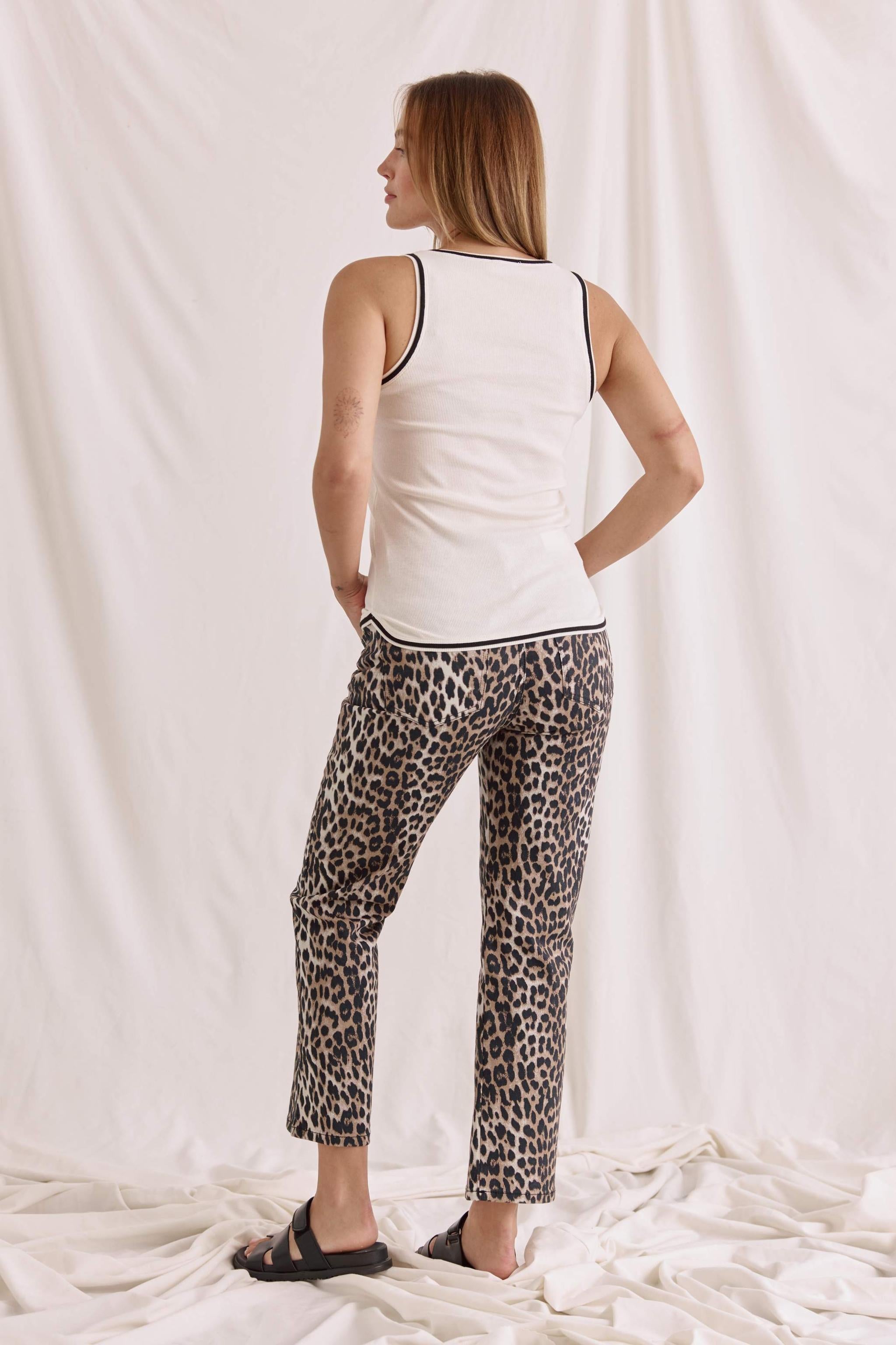 Geripptes Tank Top Mit Weitem Rundhals, Kontrastdetails Und Logo Stick