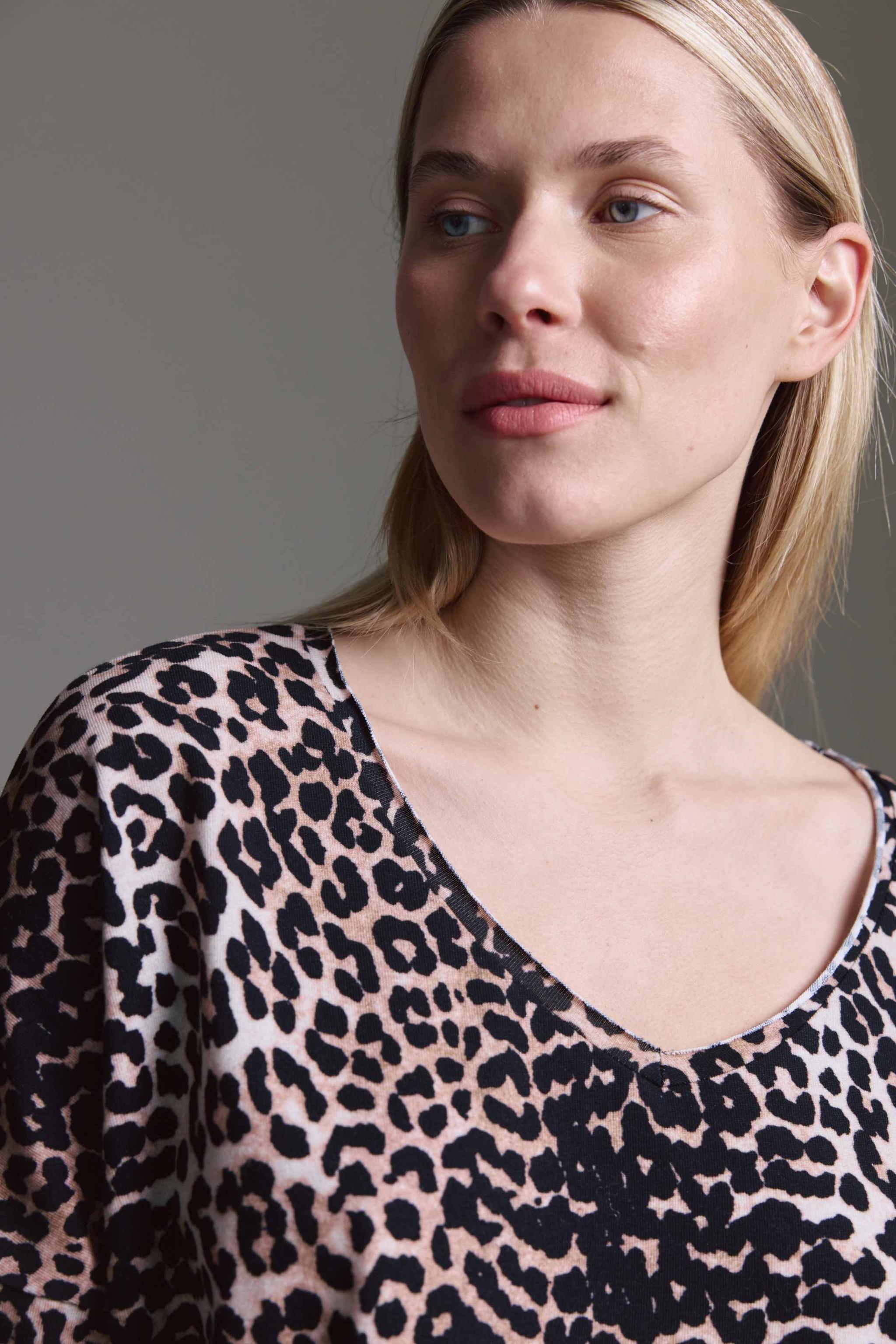 Softes Langarmshirt Mit Weitem V-Hals, Saumversatz Und Leo Aop