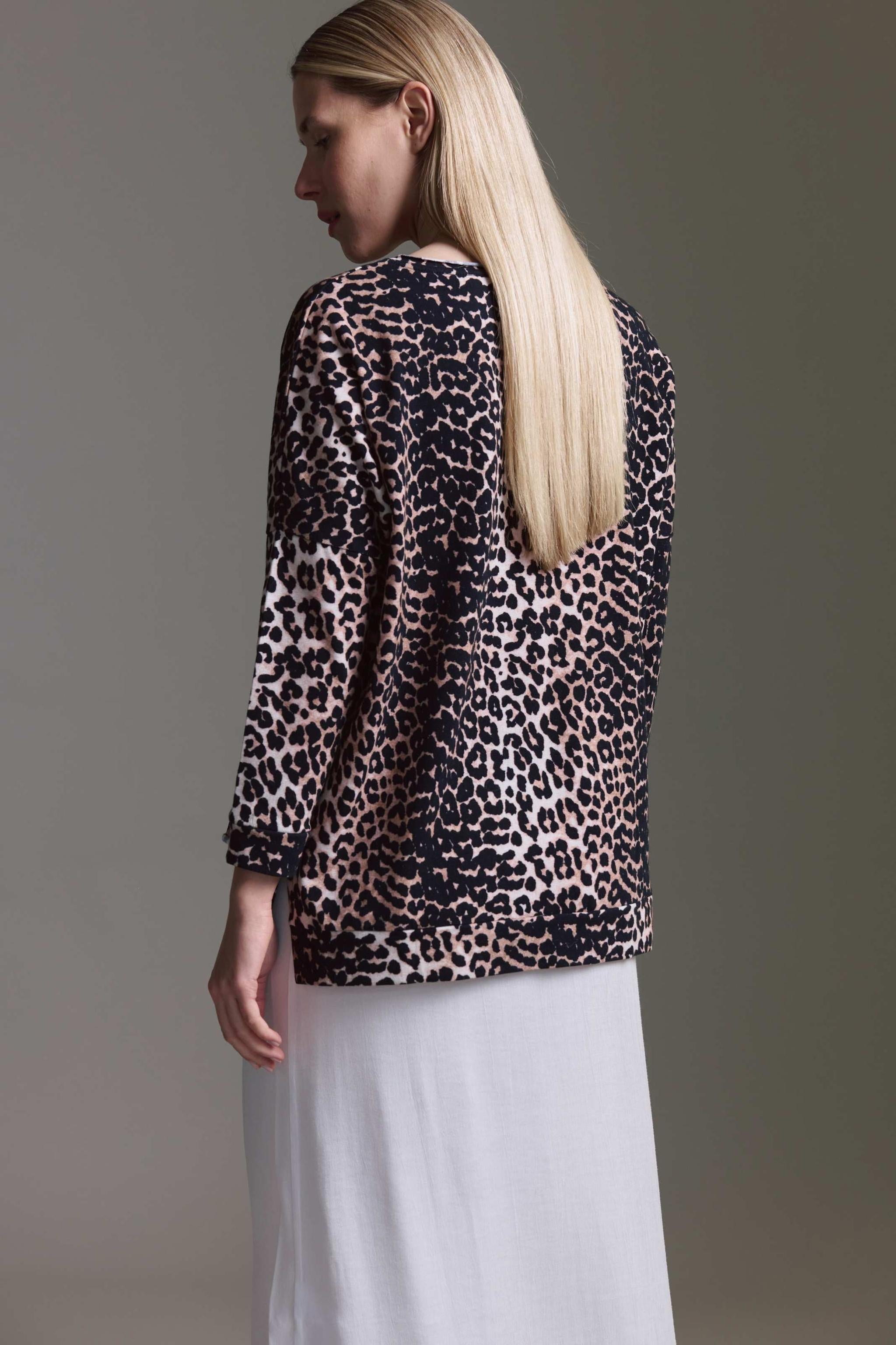 Softes Langarmshirt Mit Weitem V-Hals, Saumversatz Und Leo Aop
