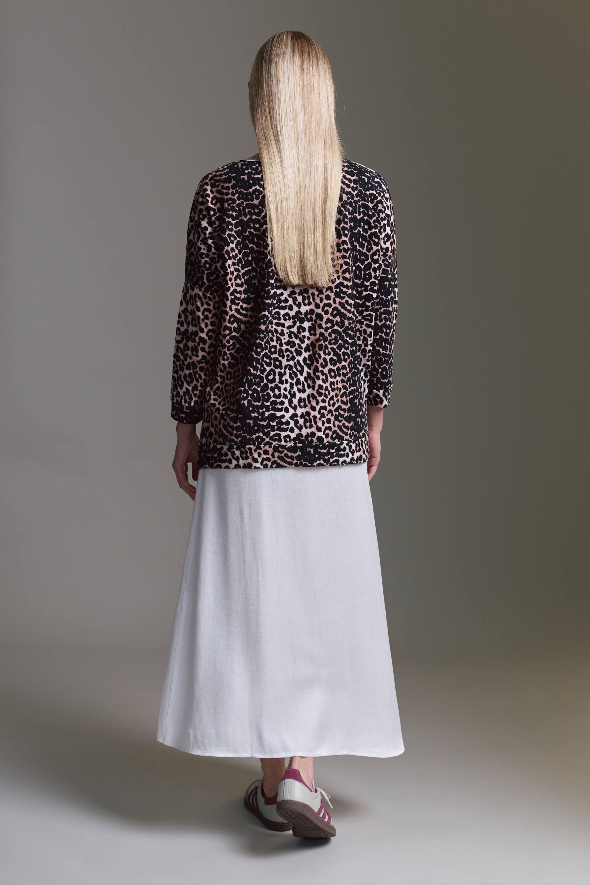 Softes Langarmshirt Mit Weitem V-Hals, Saumversatz Und Leo Aop