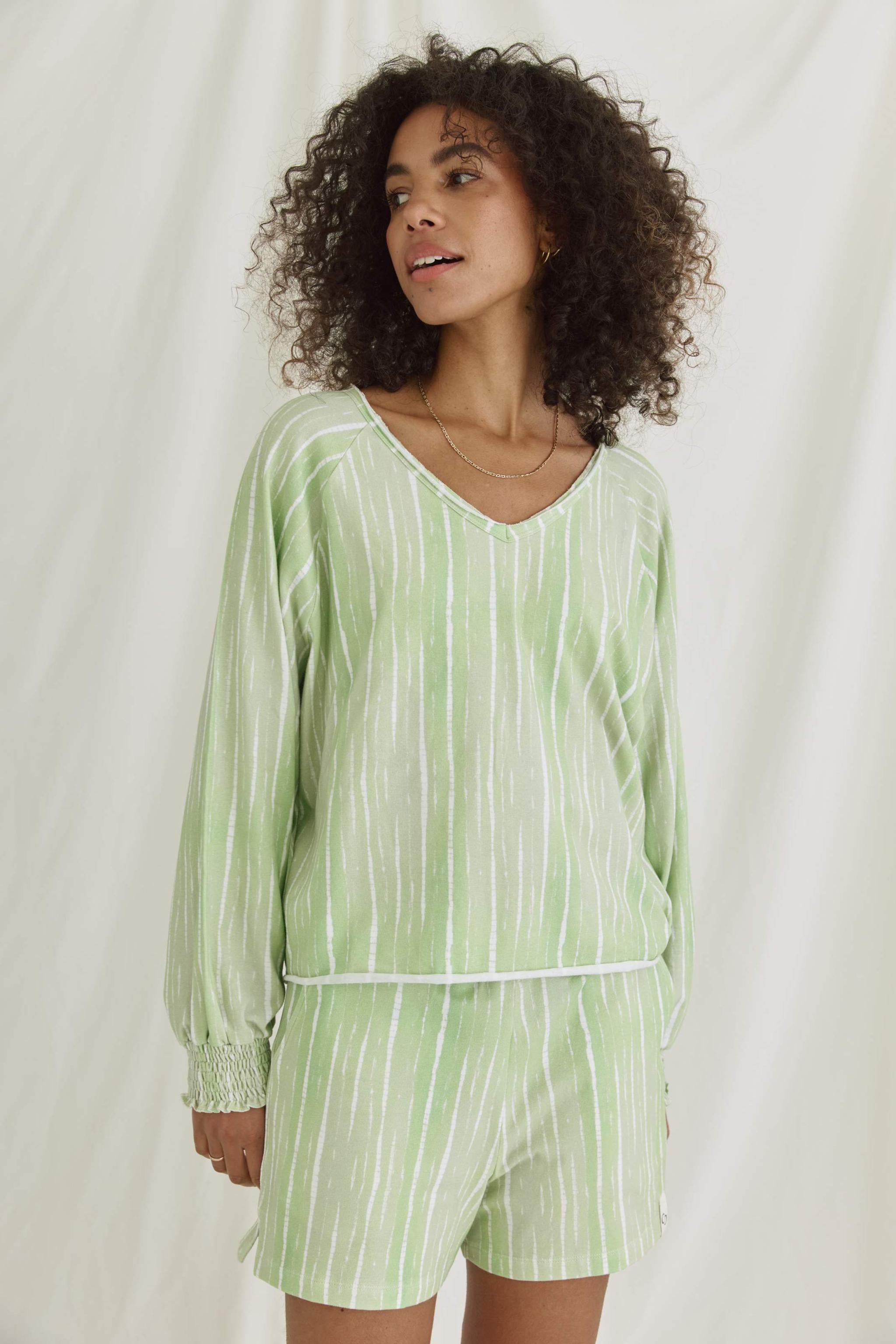 Softes Batik Langarmshirt Mit V Hals Und Gesmokten Bündchen
