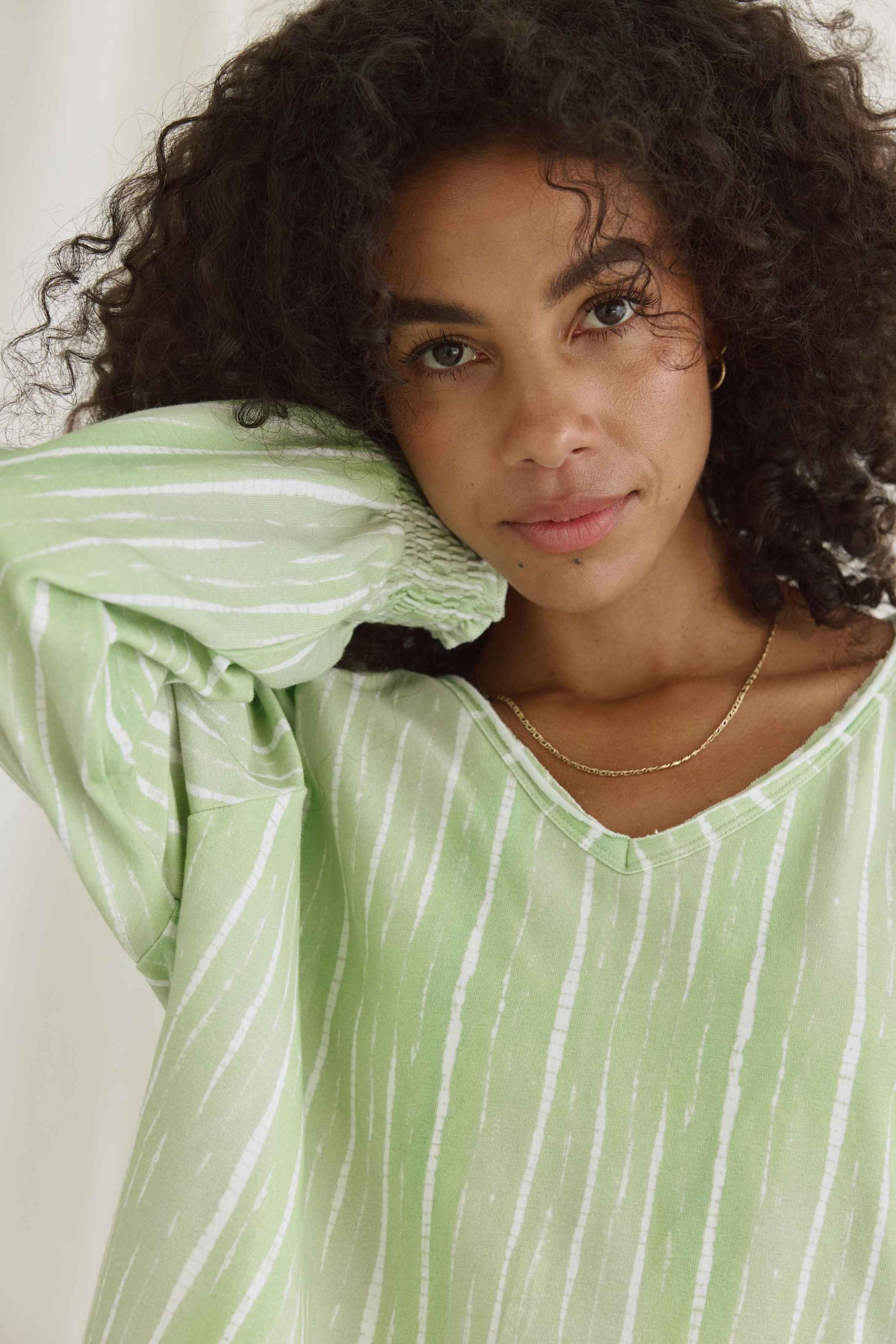 Softes Batik Langarmshirt Mit V Hals Und Gesmokten Bündchen