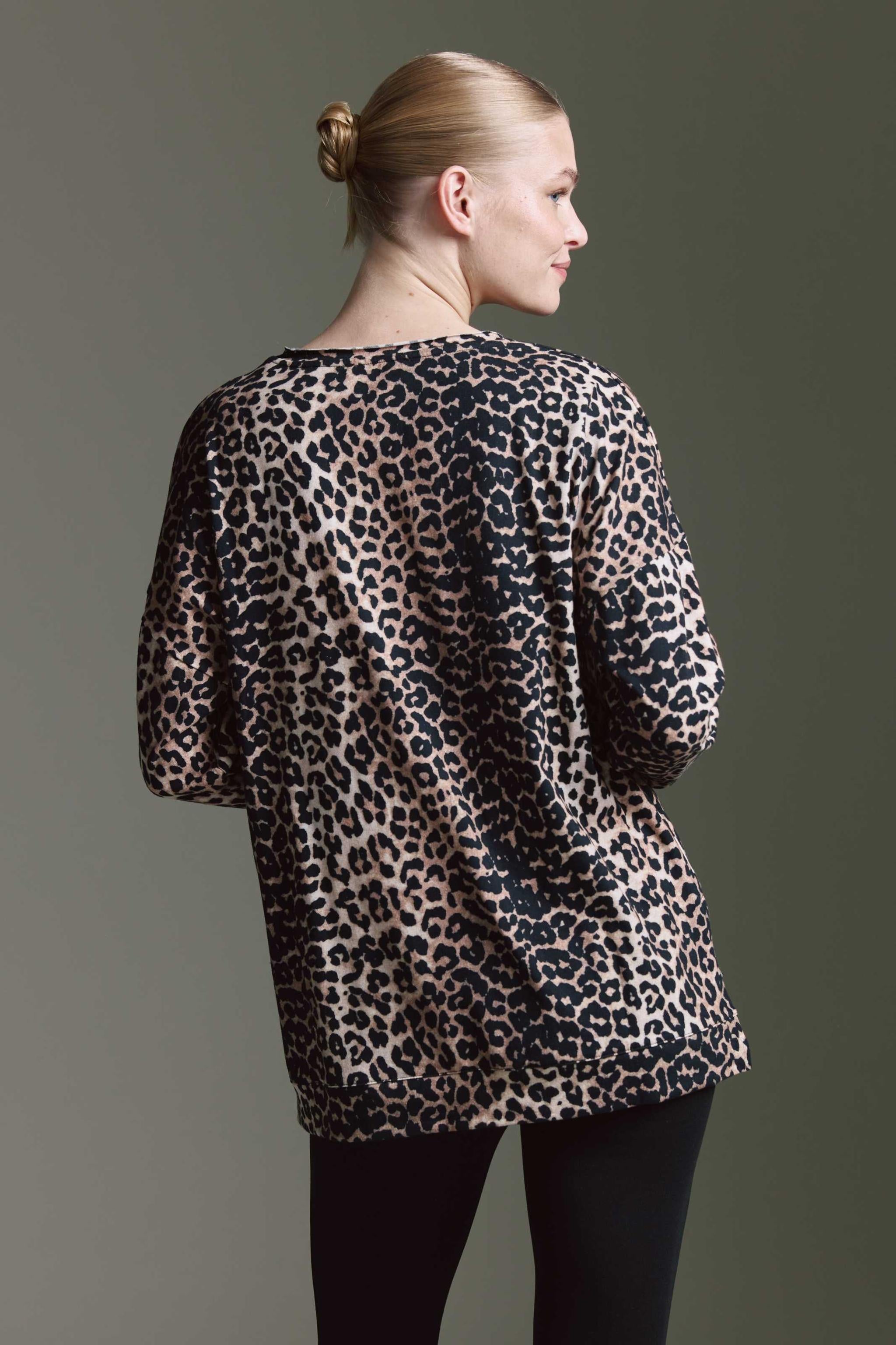 Softes Langarmshirt Mit Rundhals, Seitenschlitzen, Leo Aop Und Statement