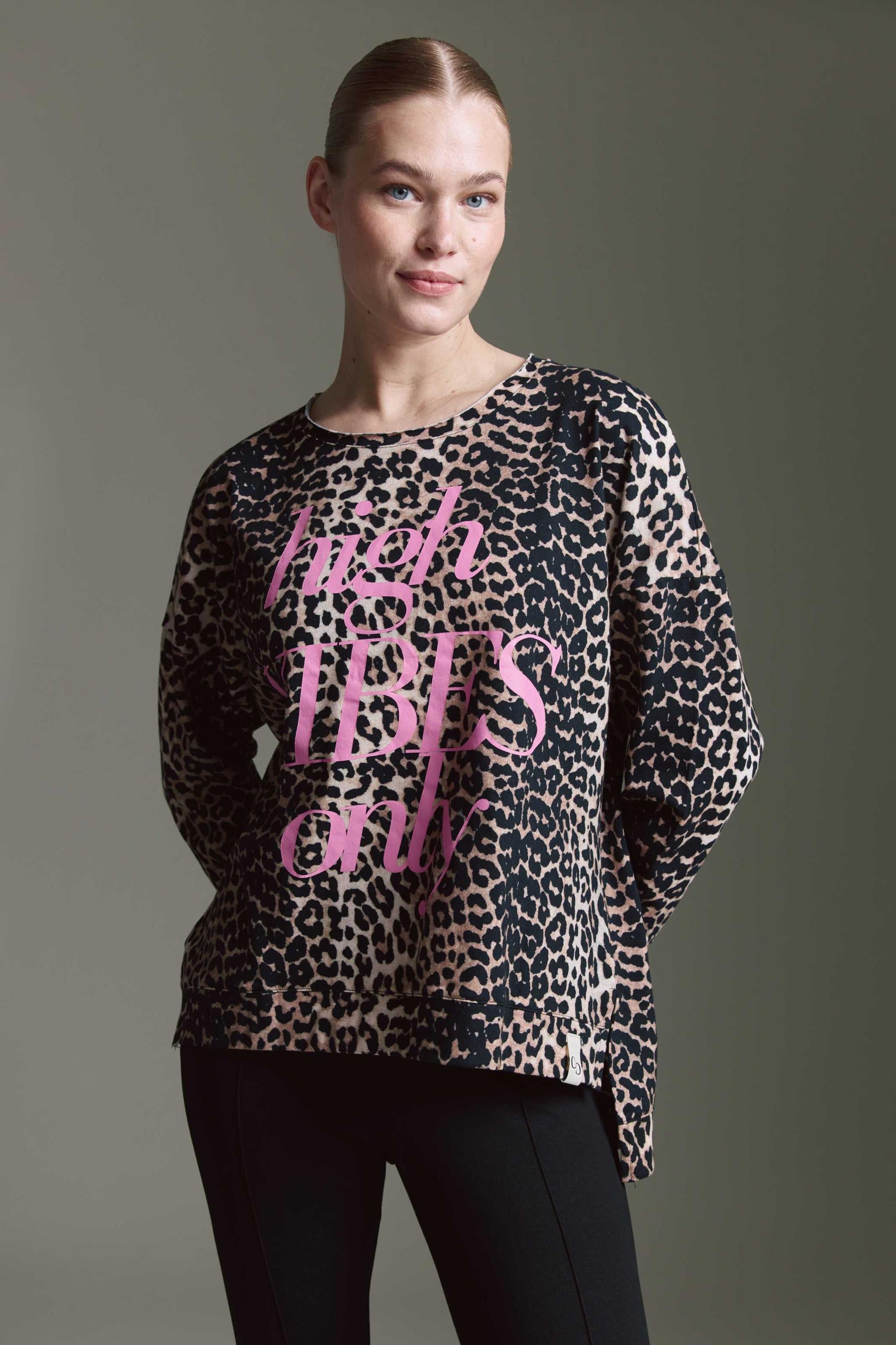 Softes Langarmshirt Mit Rundhals, Seitenschlitzen, Leo Aop Und Statement