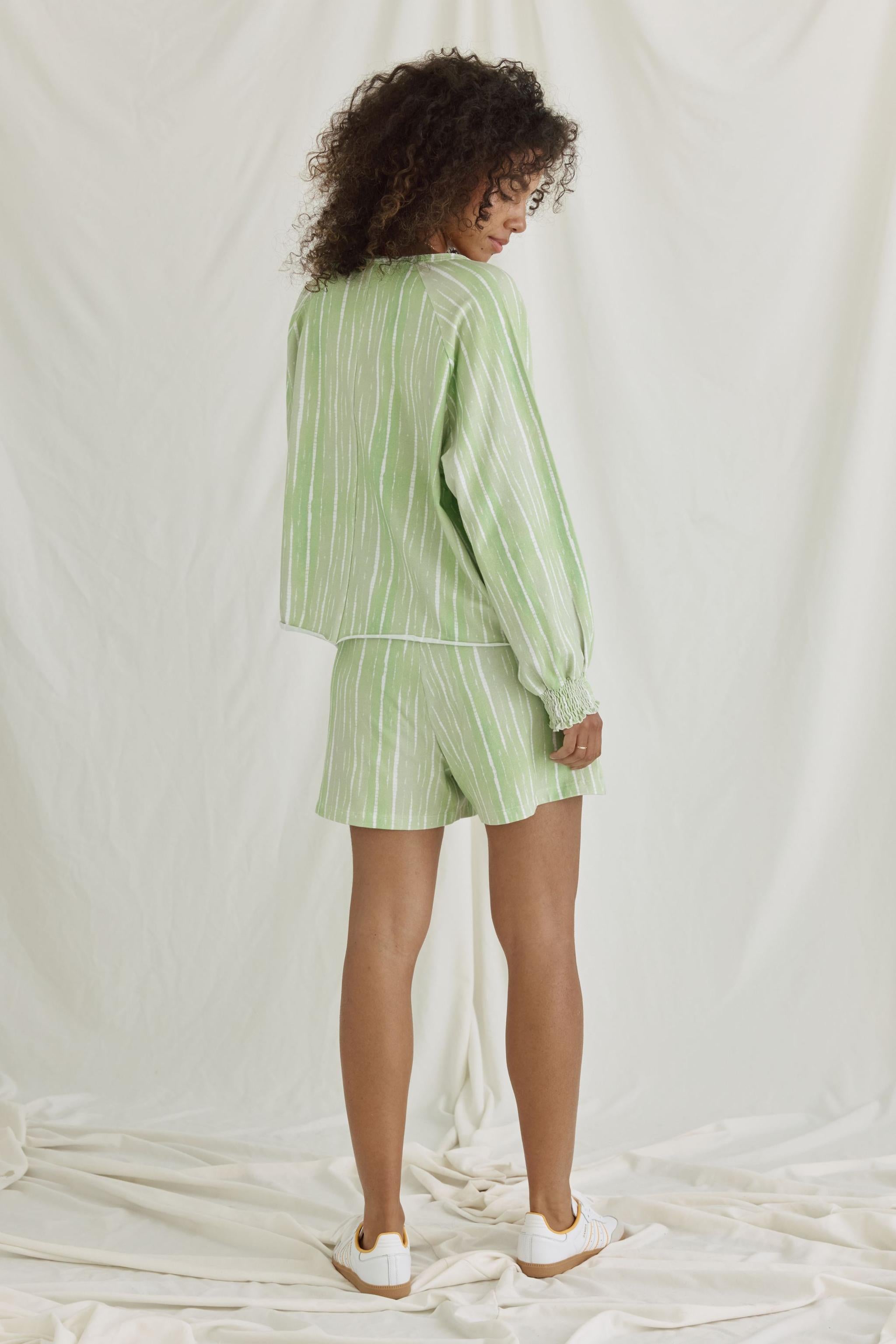 Softes Batik Langarmshirt Mit V Hals Und Gesmokten Bündchen