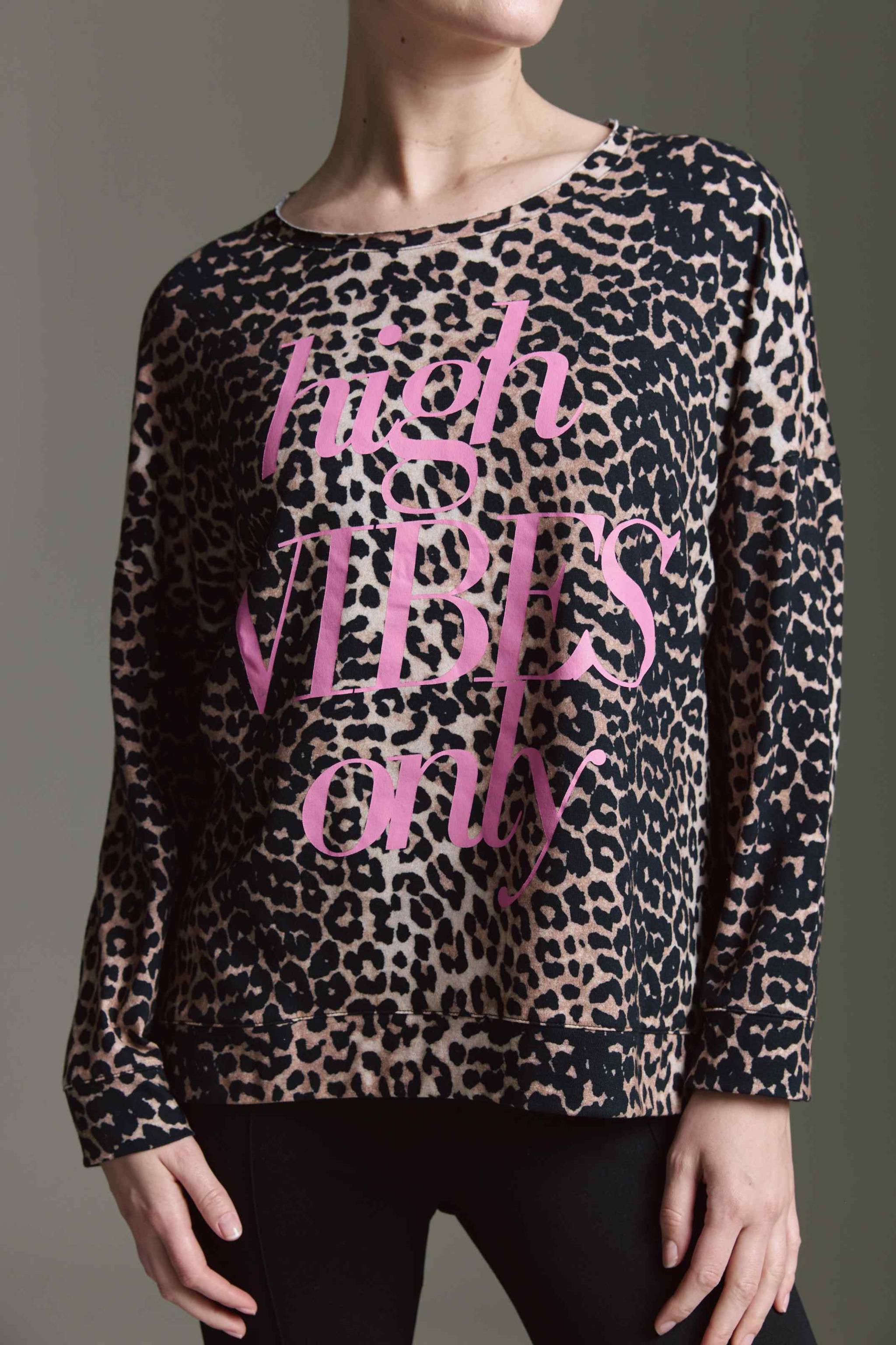 Softes Langarmshirt Mit Rundhals, Seitenschlitzen, Leo Aop Und Statement