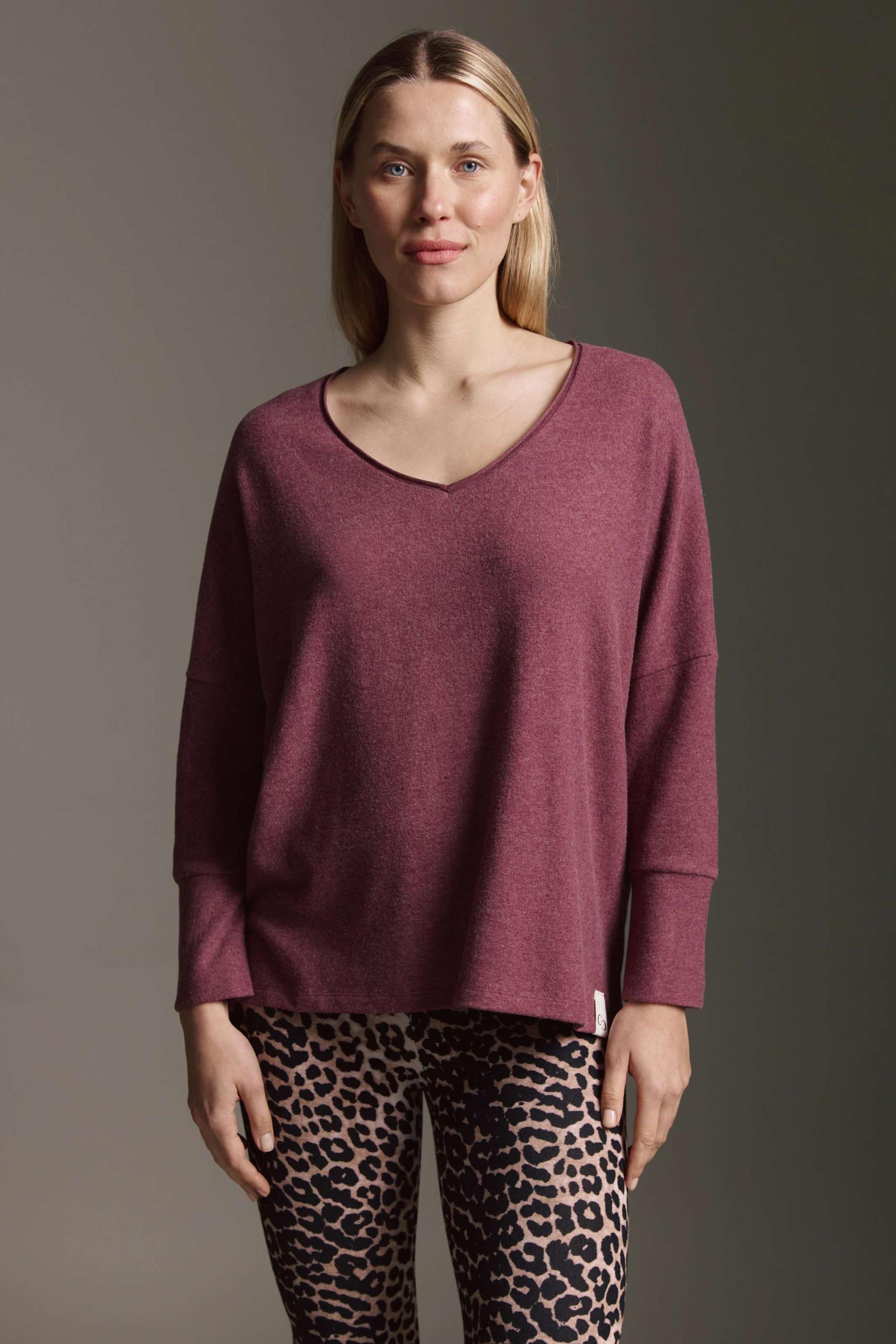 Cozy Langarmshirt Mit V-Hals, Saumversatz Und Besonderer Ärmelmanschette
