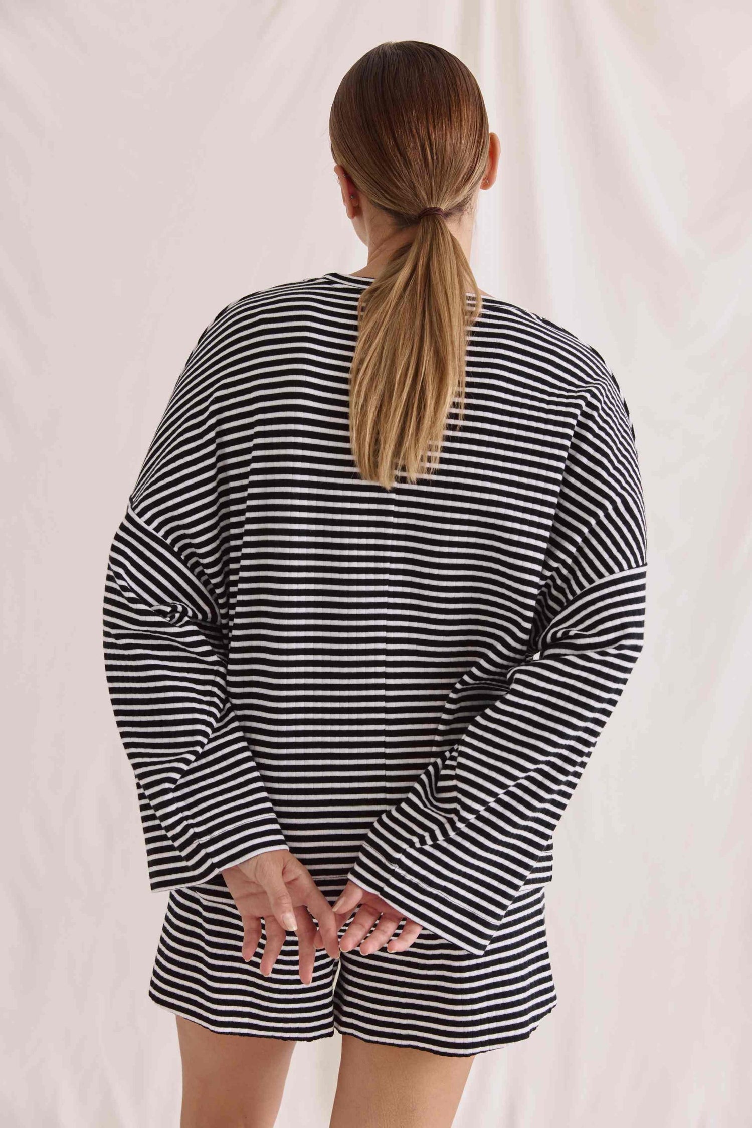 Ribbed striped long-sleeved shirt with round neck