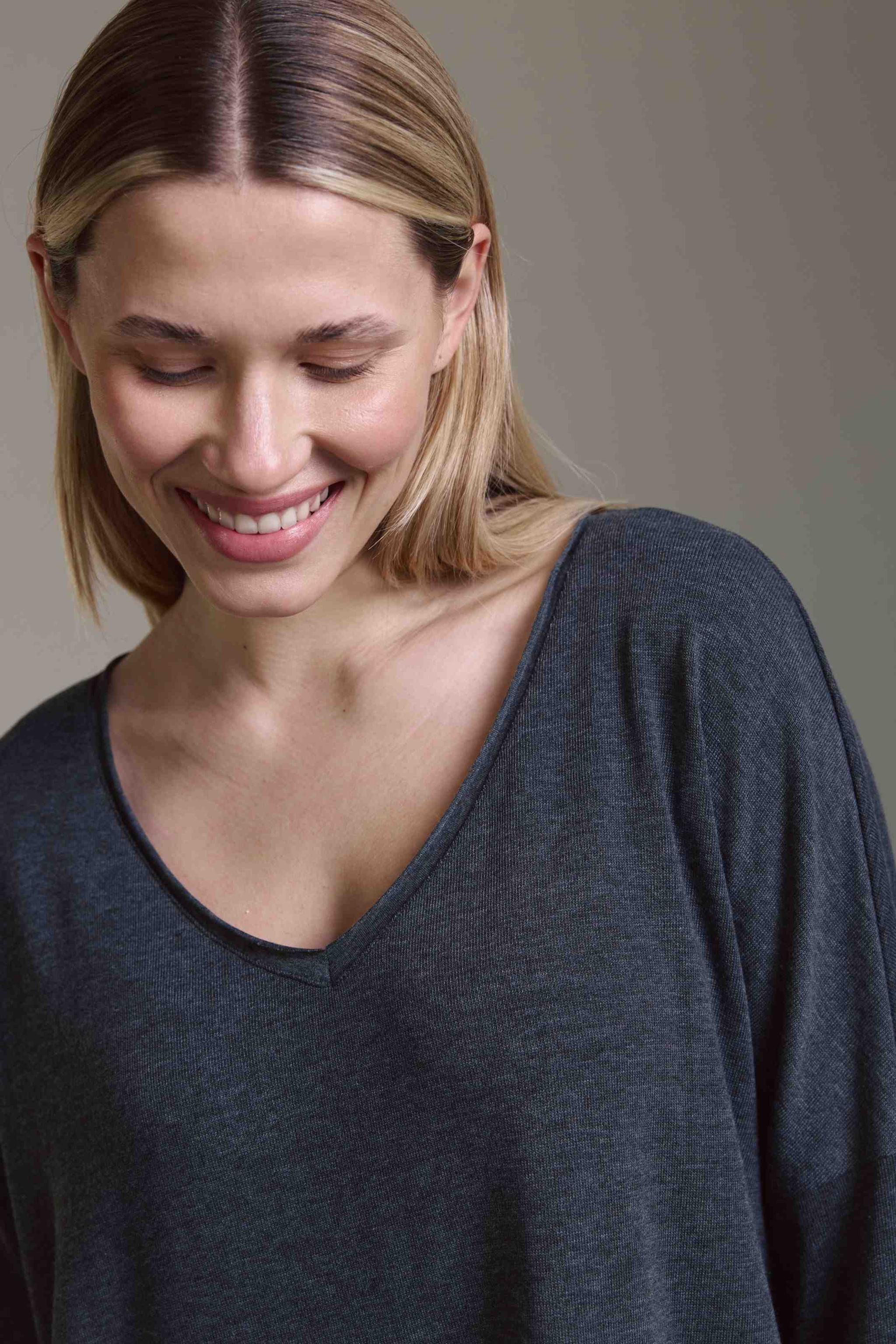 Strickoptik Langarmshirt Mit Weitem V-Hals Und Saumversatz