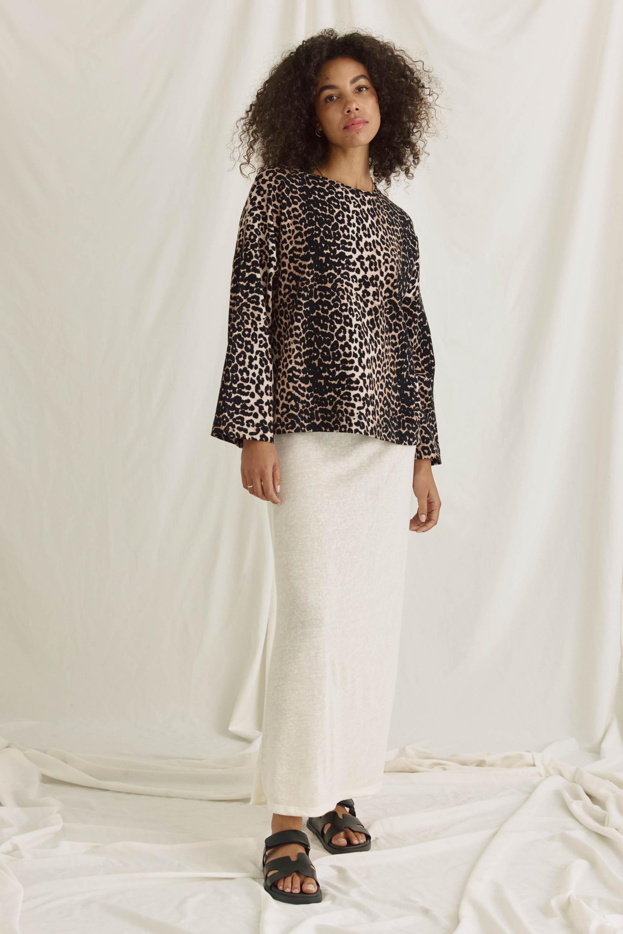 Softes Langarmshirt Mit Kimono-Ärmeln, Rundhals Und Leo Aop
