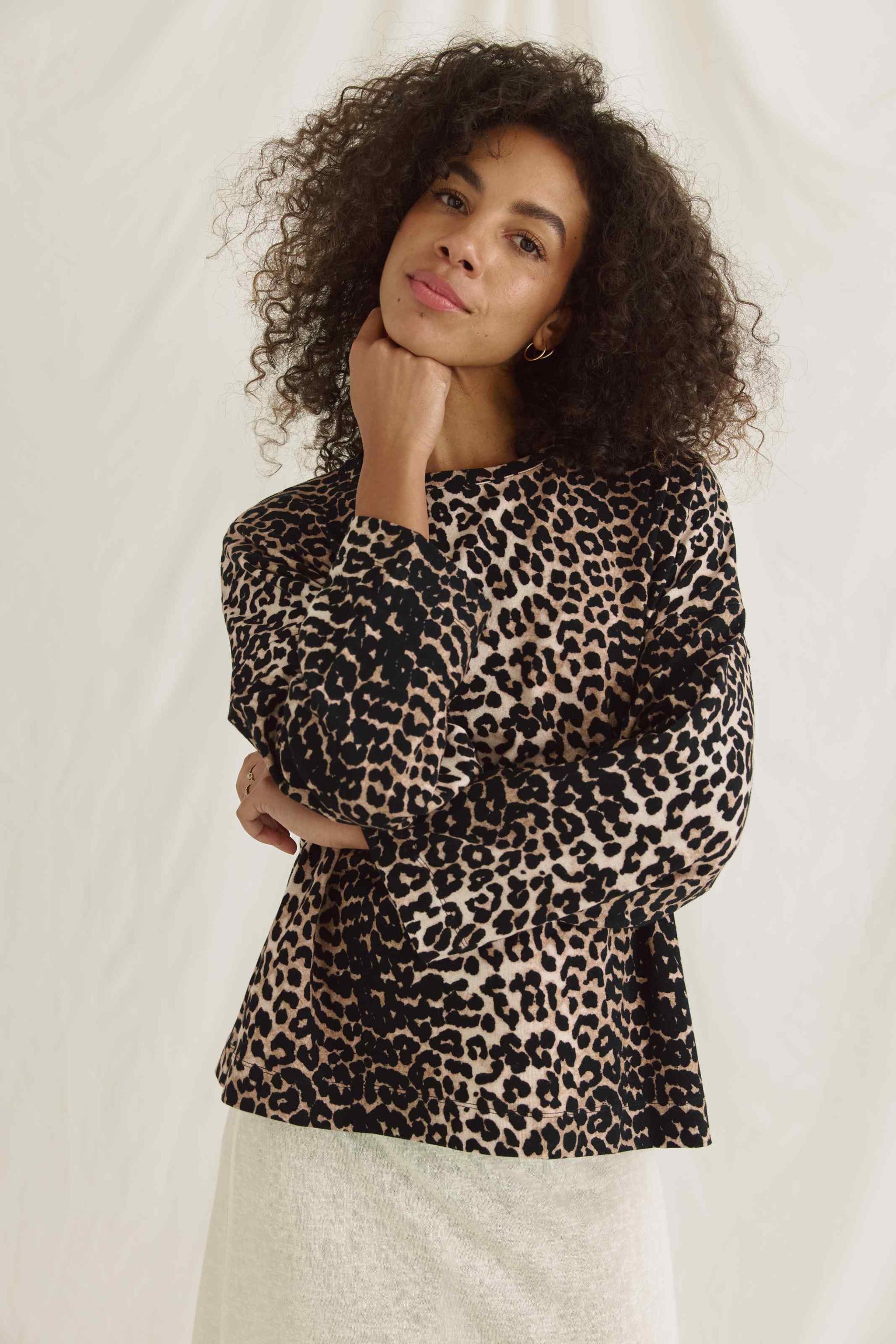 Softes Langarmshirt Mit Kimono-Ärmeln, Rundhals Und Leo Aop