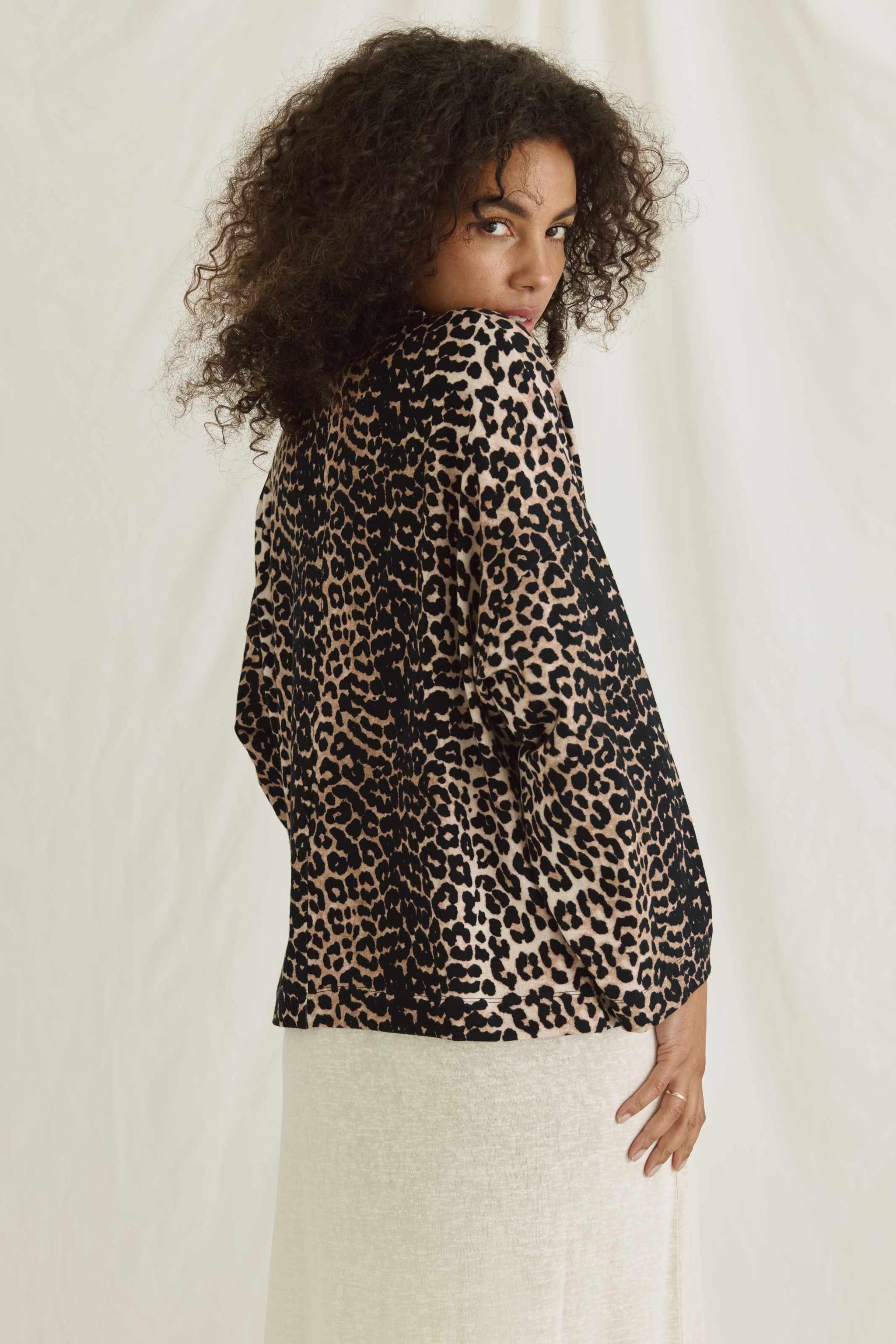 Softes Langarmshirt Mit Kimono-Ärmeln, Rundhals Und Leo Aop