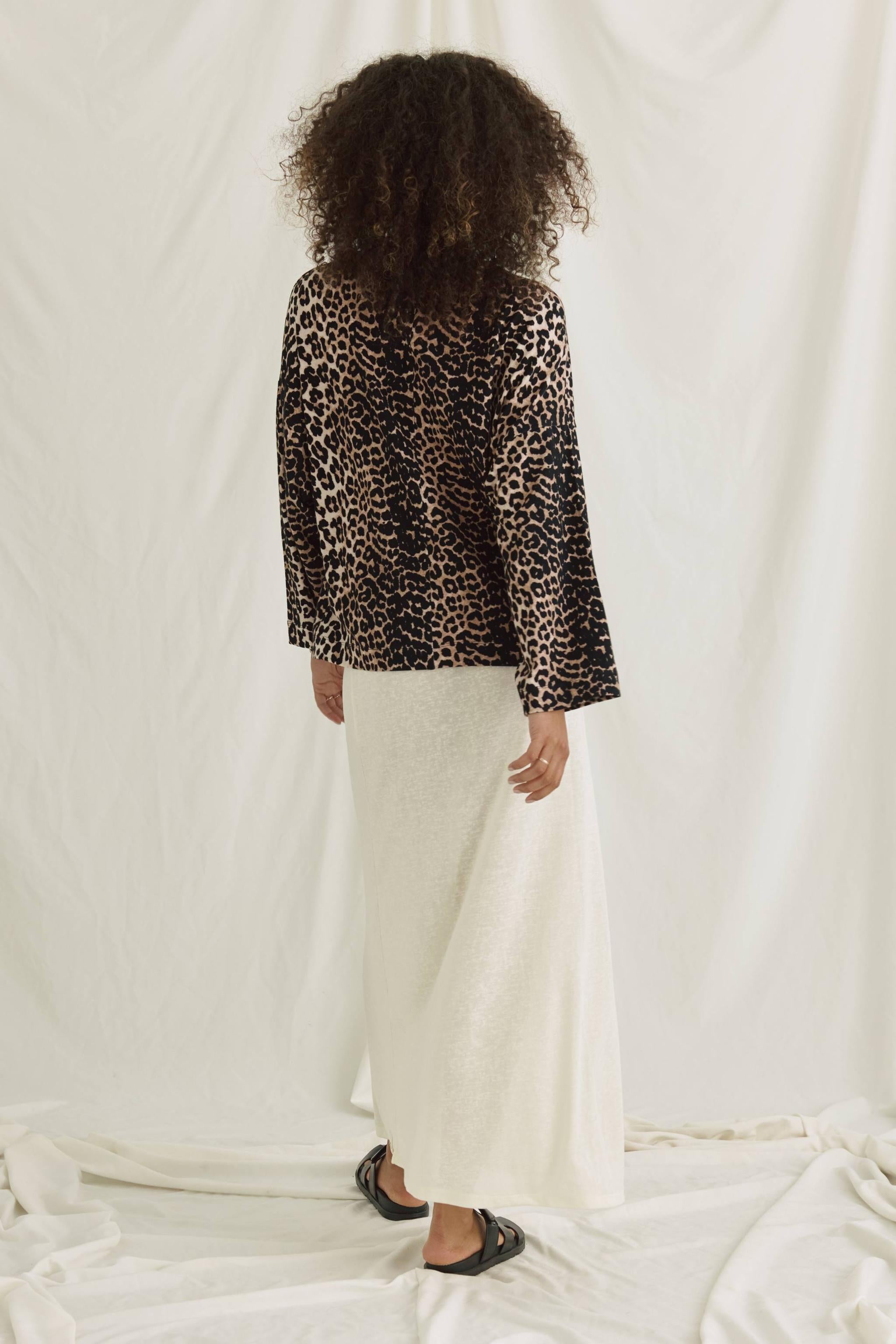 Softes Langarmshirt Mit Kimono-Ärmeln, Rundhals Und Leo Aop