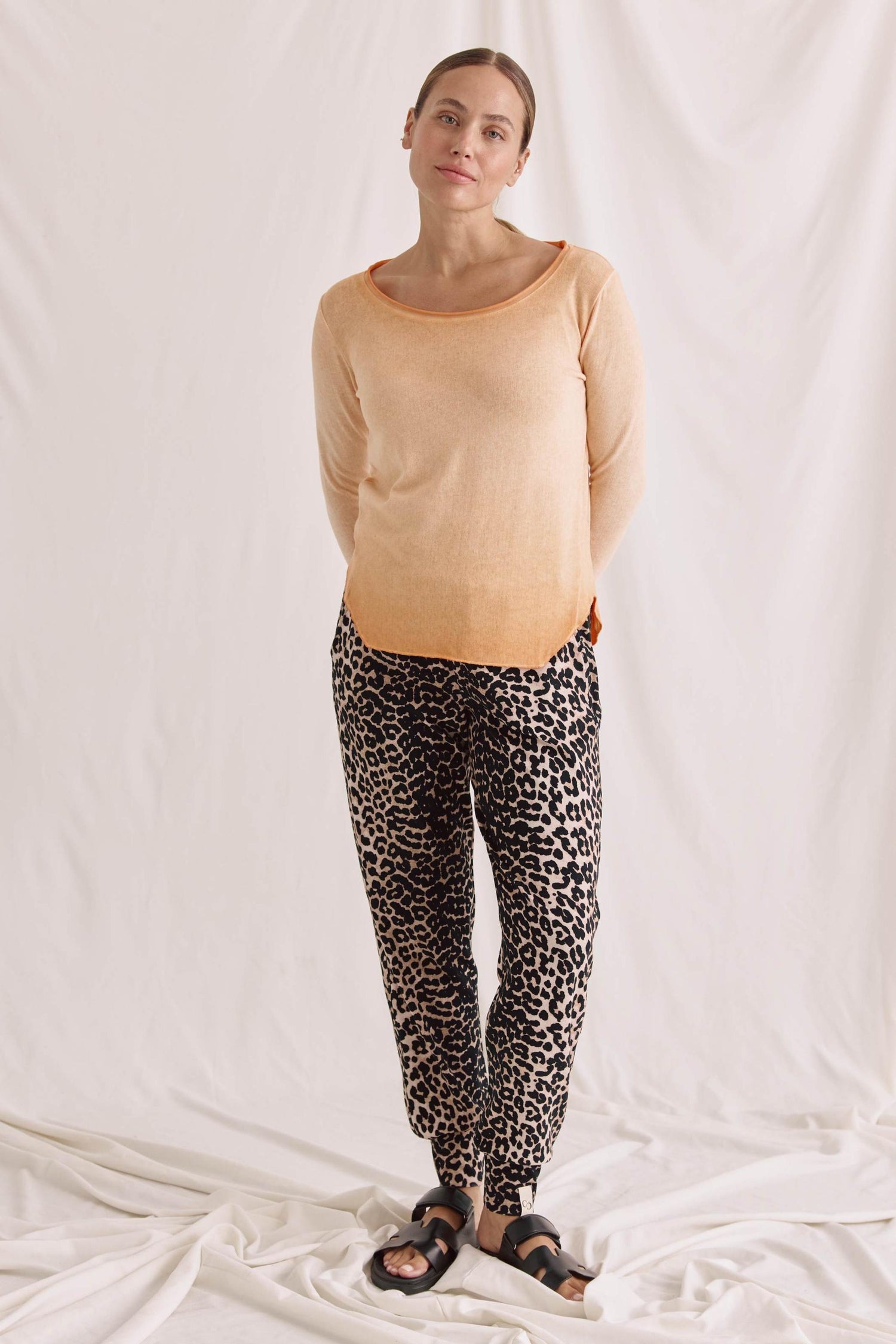 Washed long-sleeved shirt with special hem