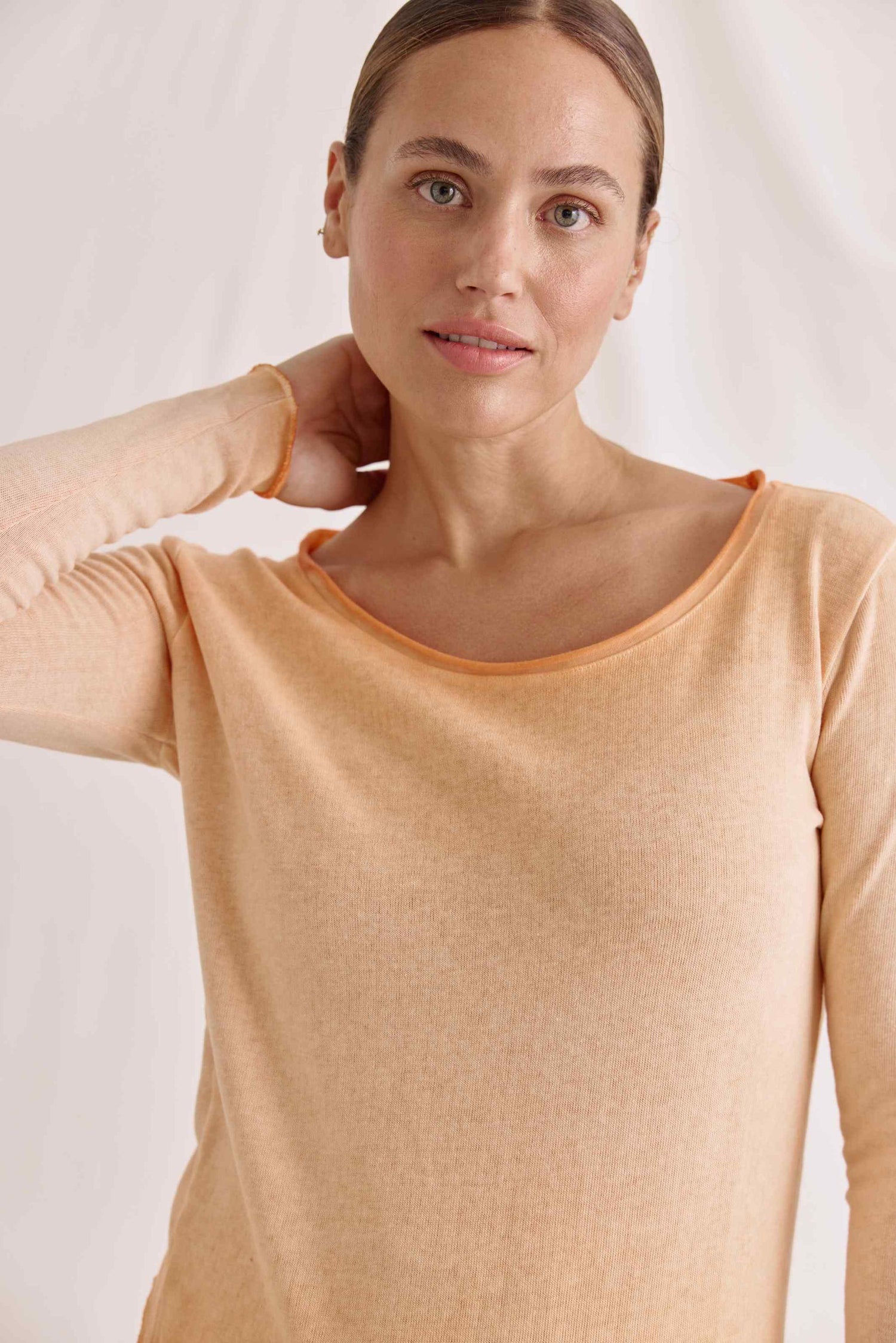 Washed long-sleeved shirt with special hem