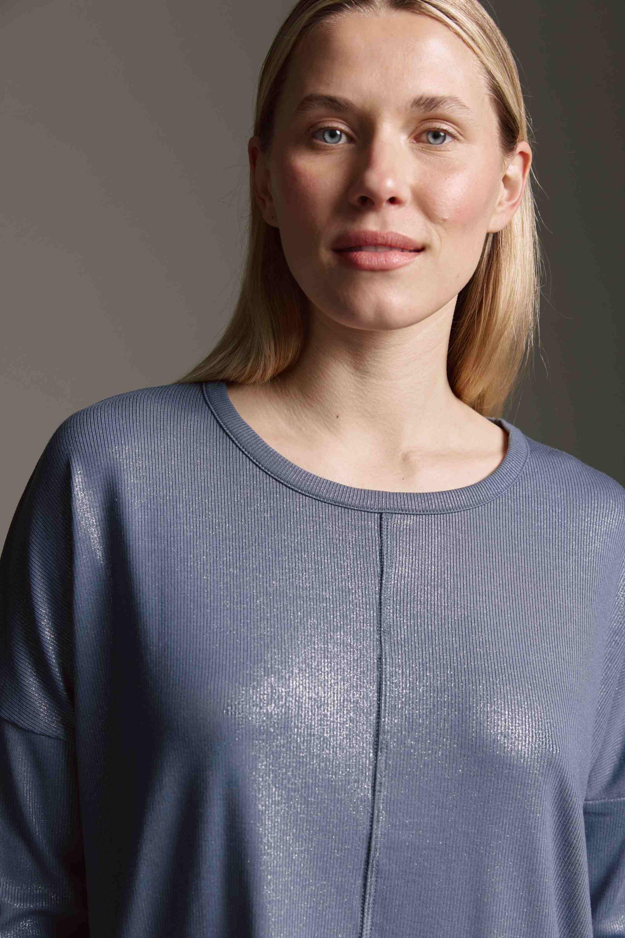 Geripptes Langarmshirt Mit Überschnittener Schulter, Rundhals Und Glitterprint