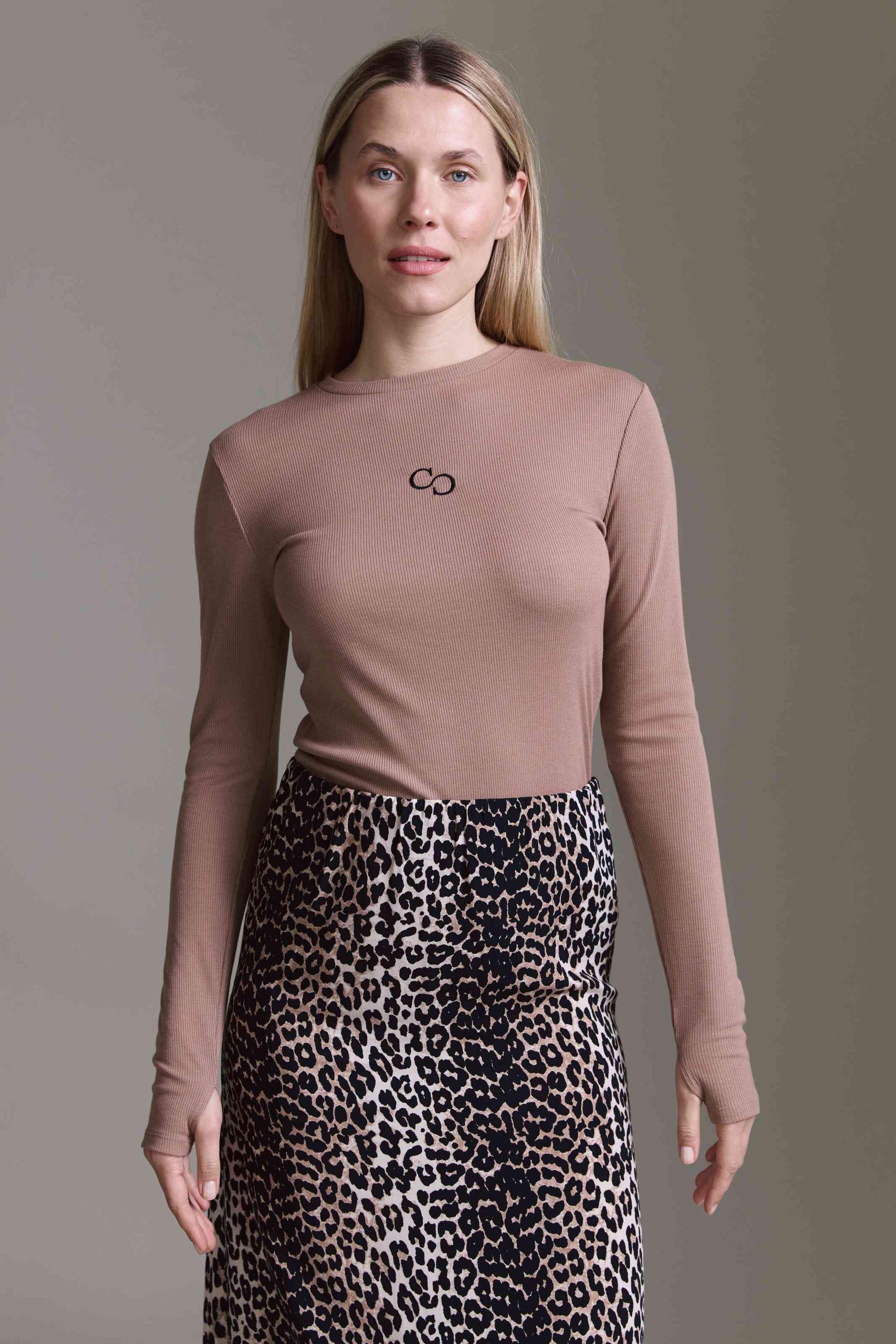 Geripptes Basic Langarmshirt Mit Rundhals Und Logostick