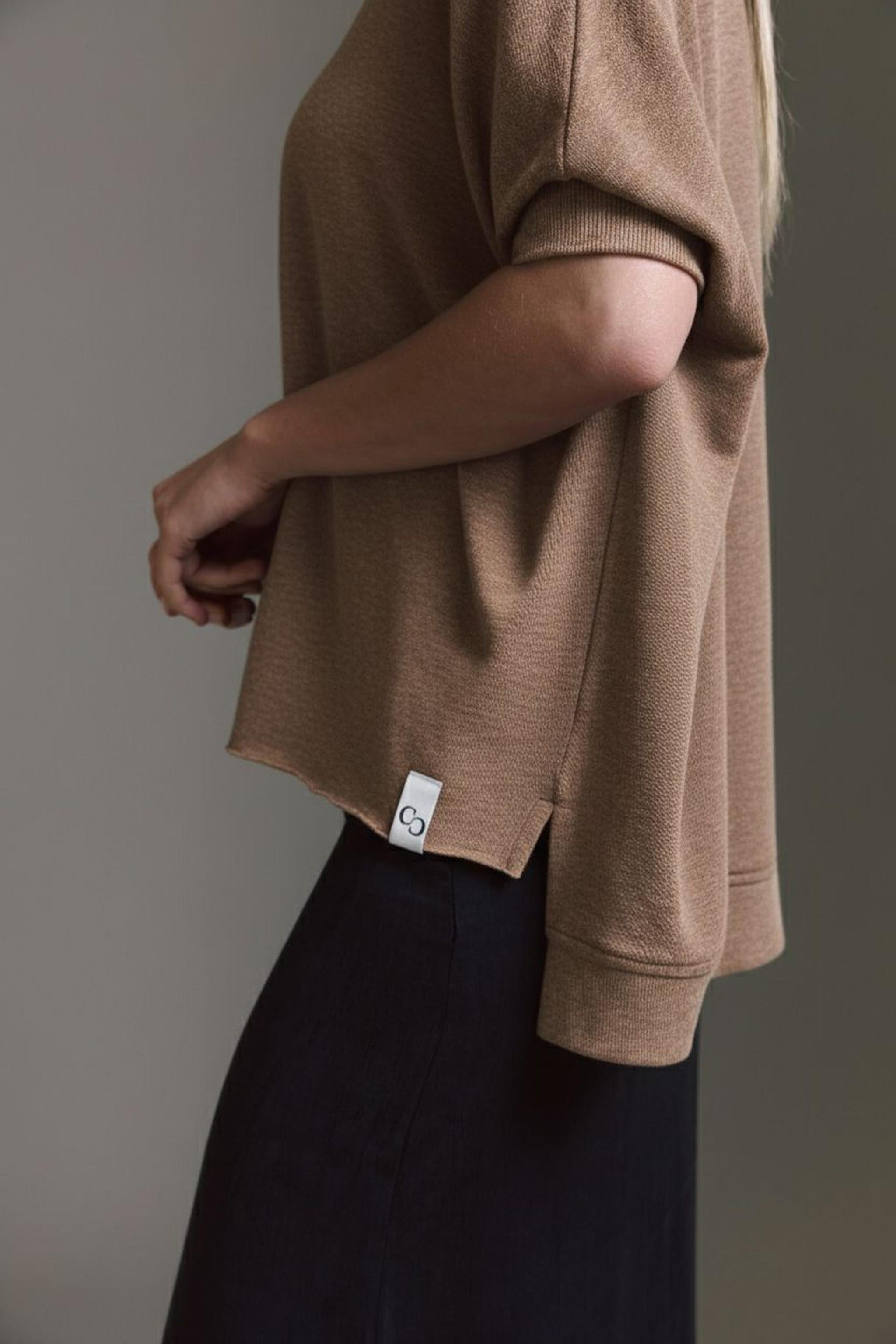 Strickoptik T-Shirt Mit V-Hals Und Saumversatz