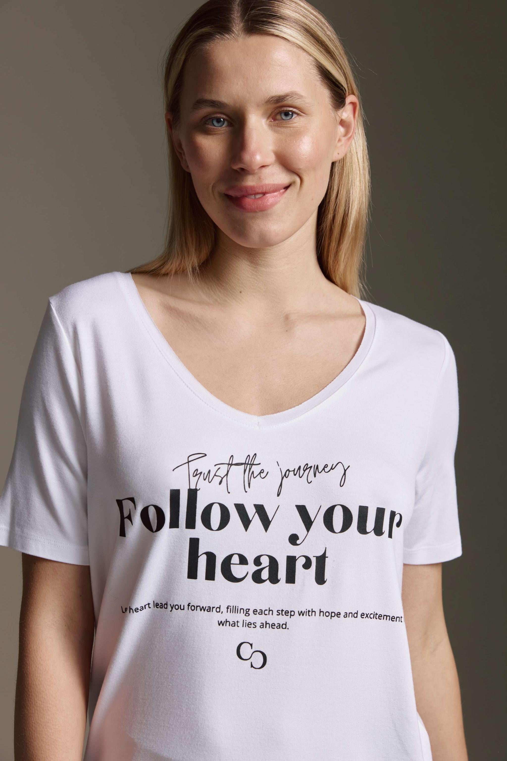 Super Softes T-Shirt Mit V-Hals Und Follow Your Heart Druck