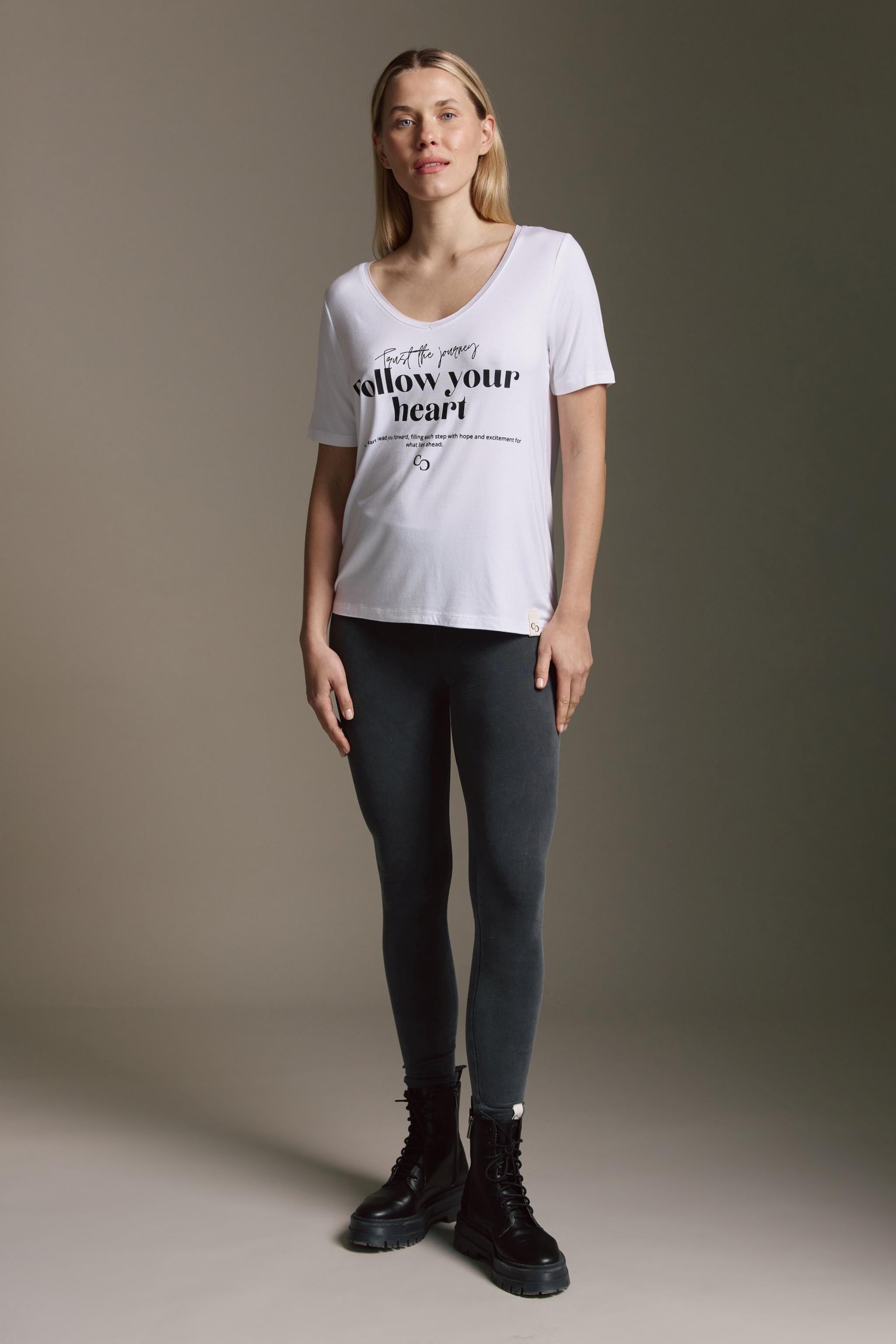Super Softes T-Shirt Mit V-Hals Und Follow Your Heart Druck