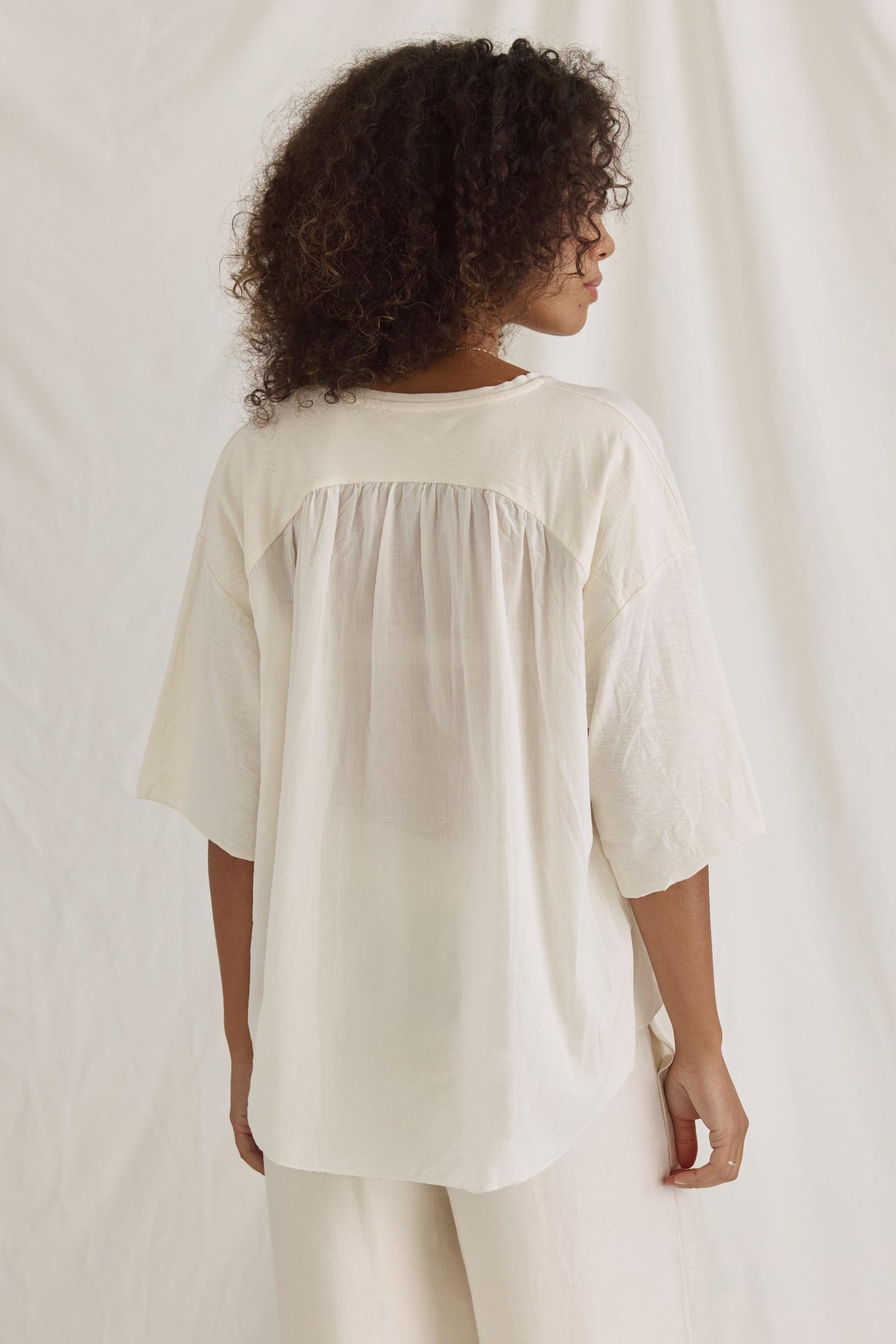 Material-Mix T-Shirt Mit Rundhals Und Überschnittener Schulter