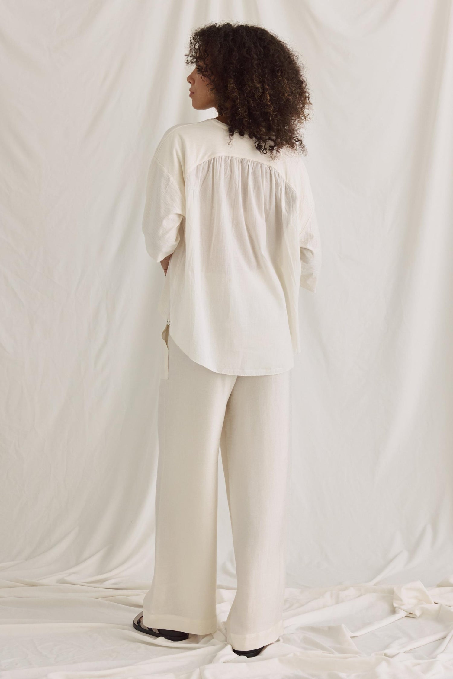 Material-mix T-shirt with round neck and dropped shoulder