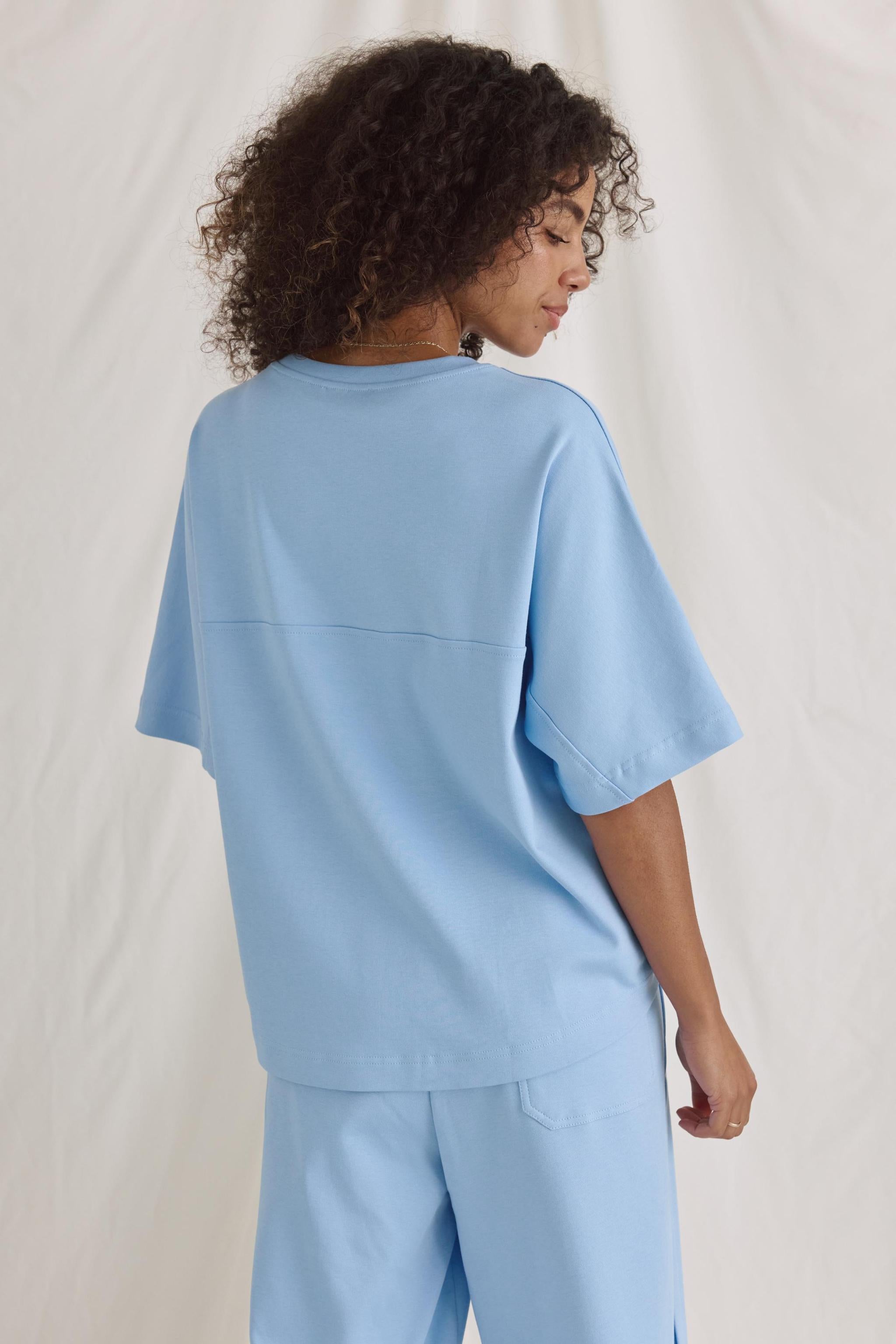 Round-neck T-shirt with dropped shoulders