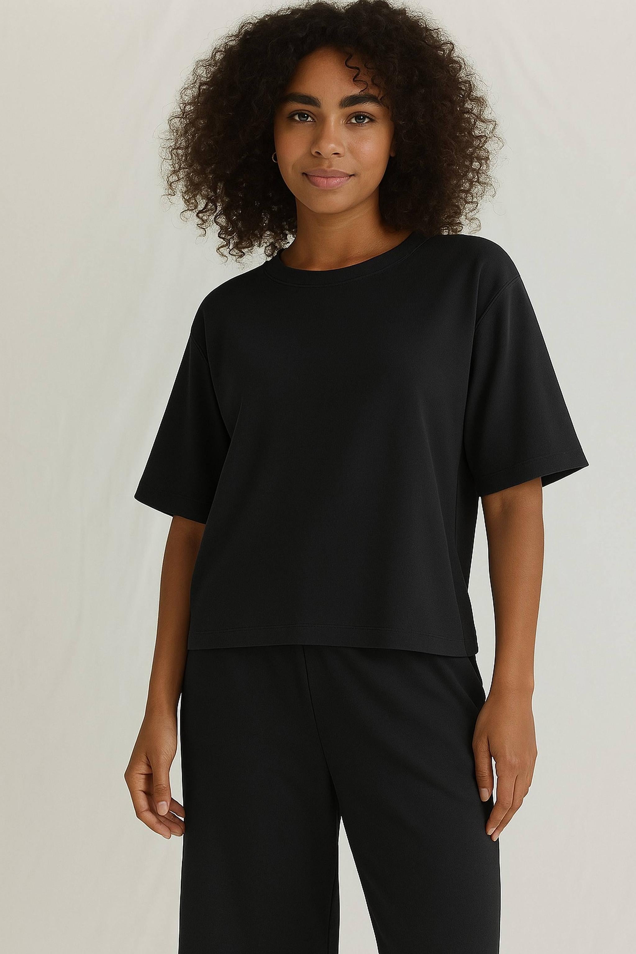 Round-neck T-shirt with dropped shoulders