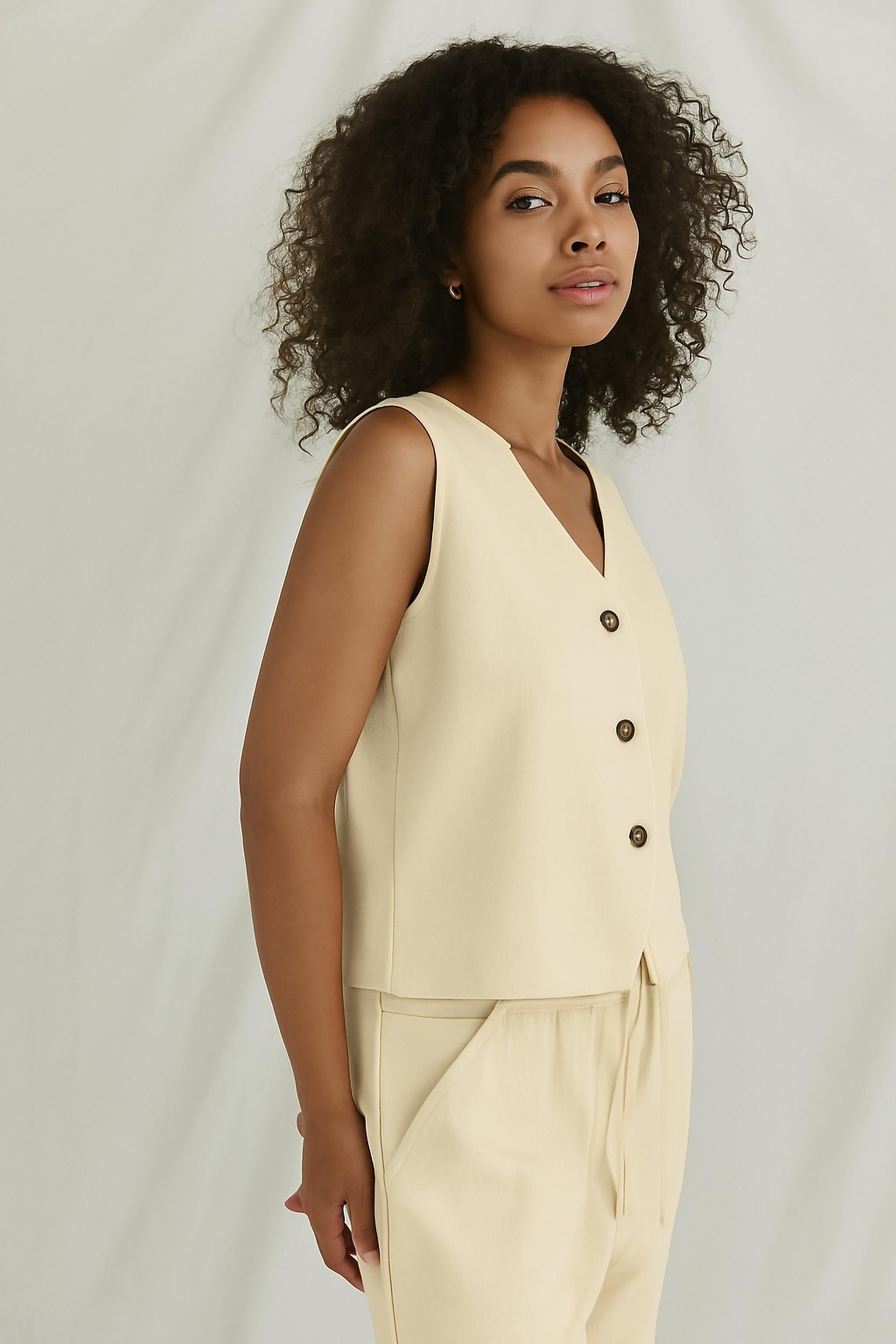 Vest with open edges