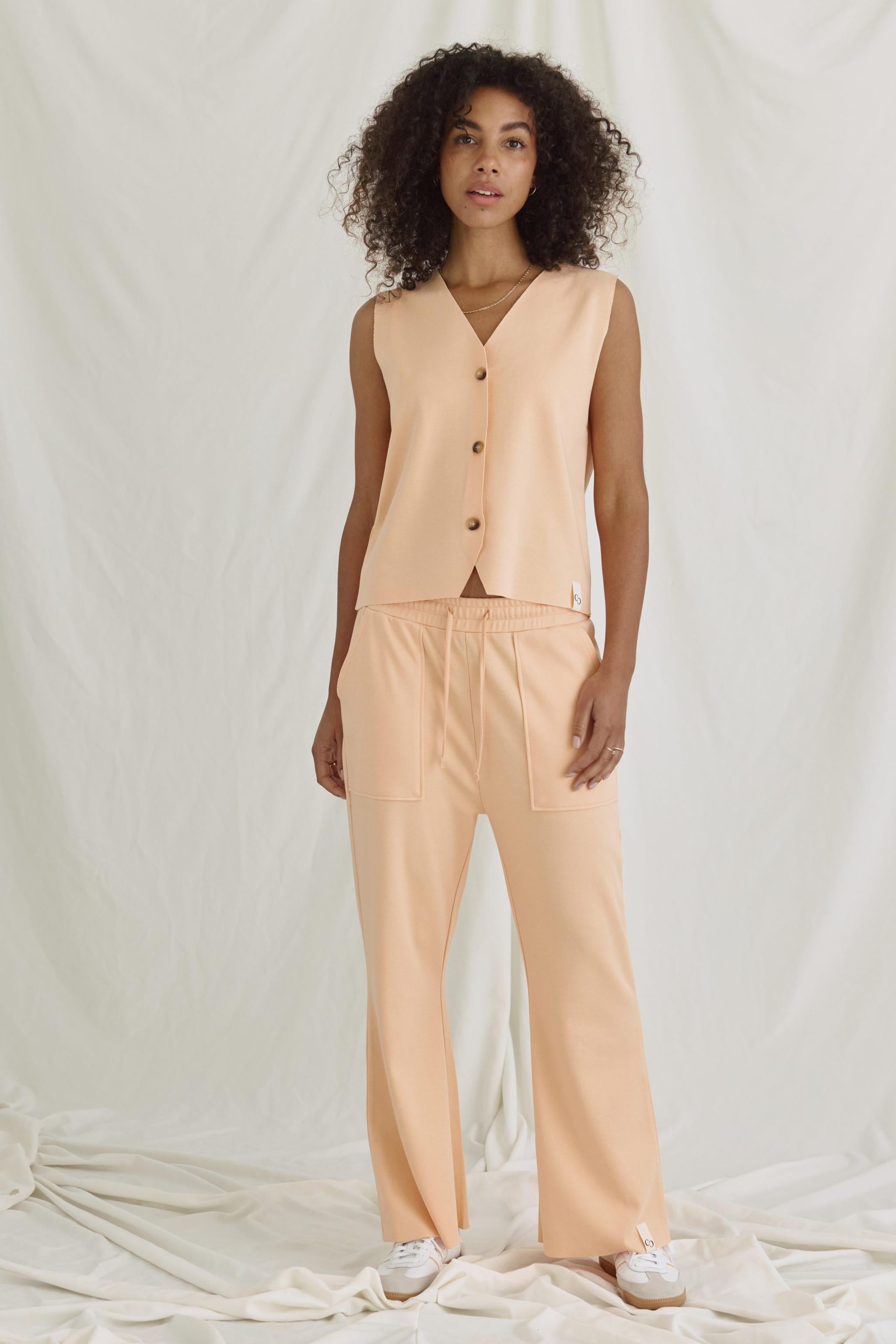 Vest with open edges