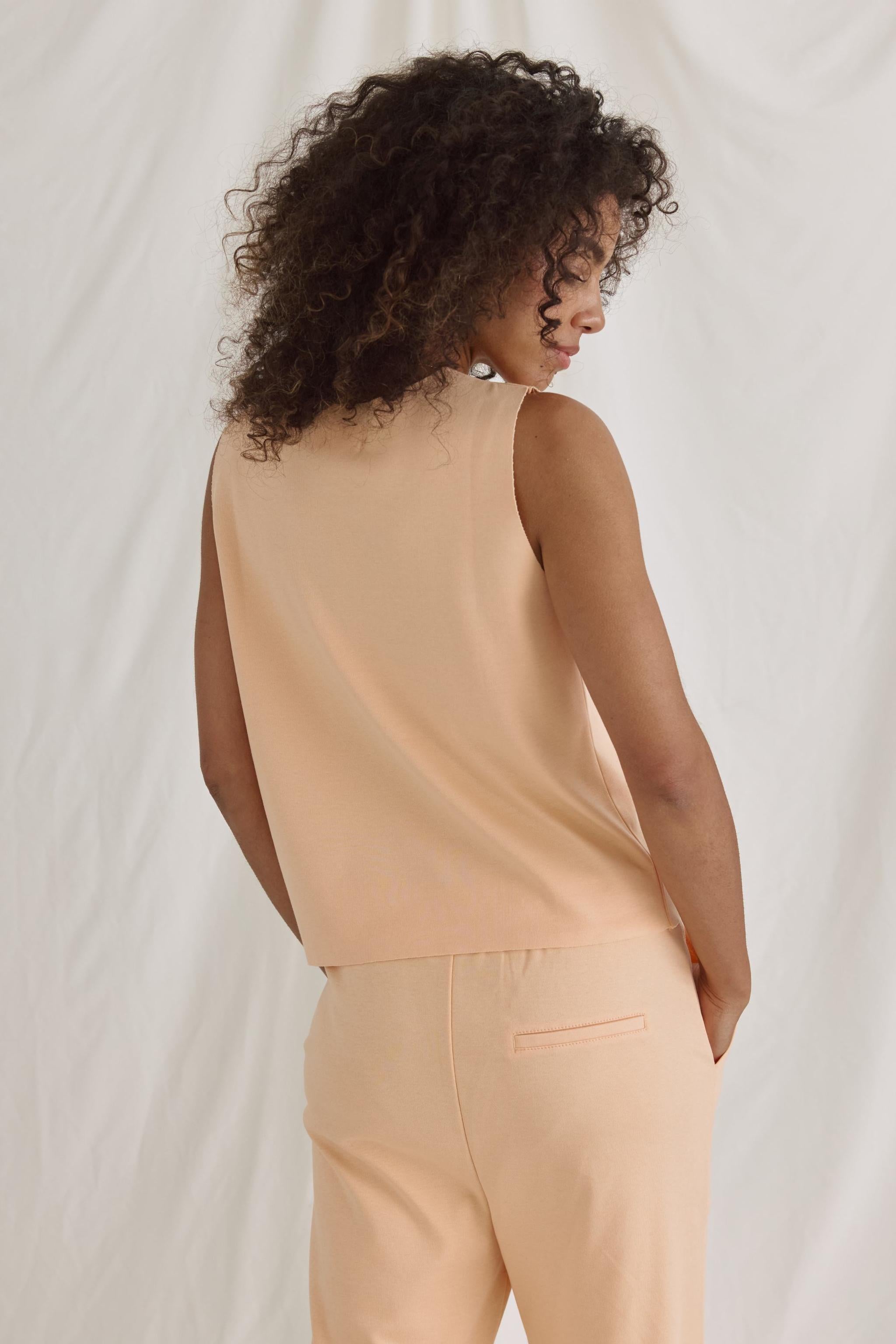 Vest with open edges